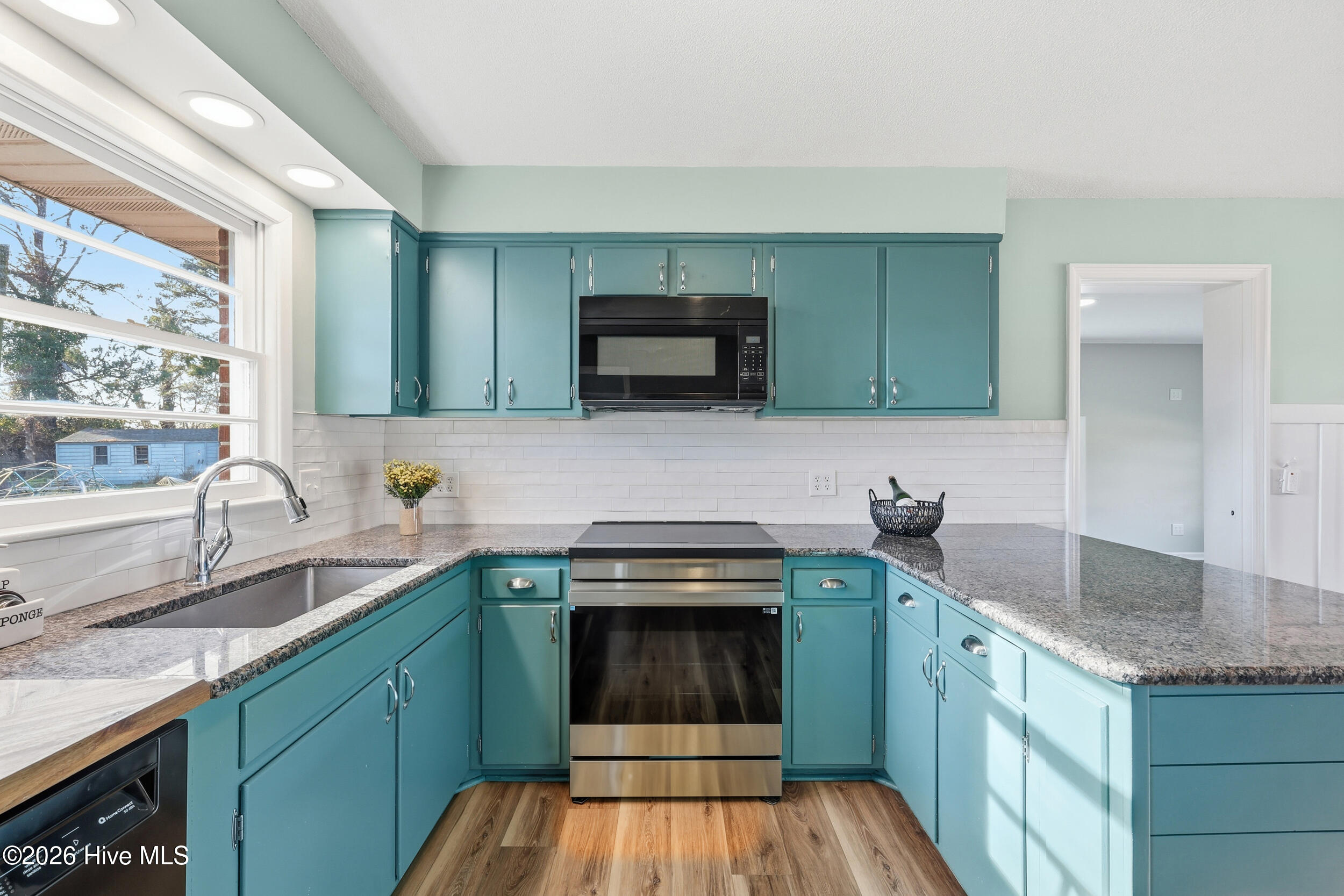 100540296 | Photo 11