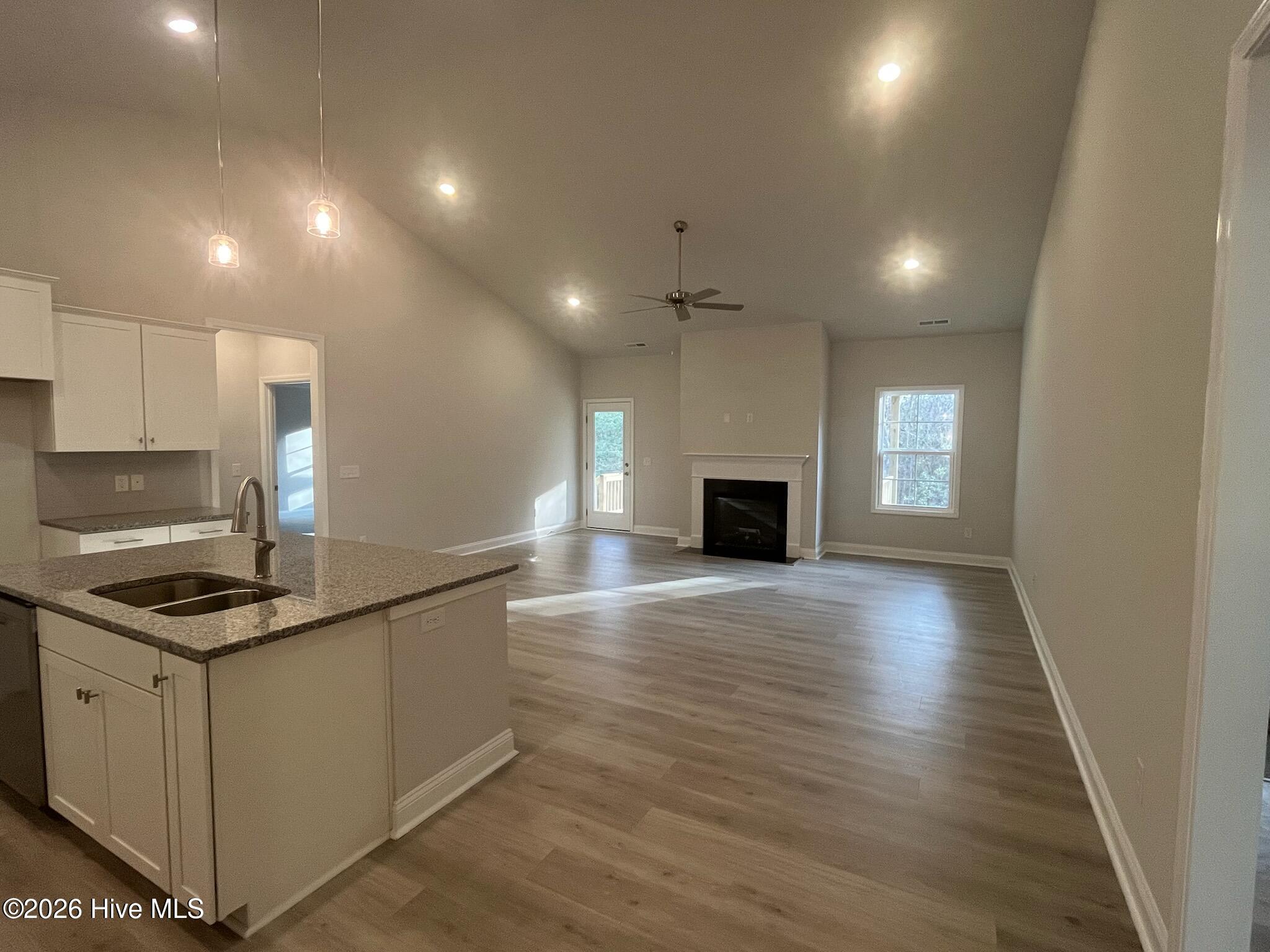 100552296 | Photo 16