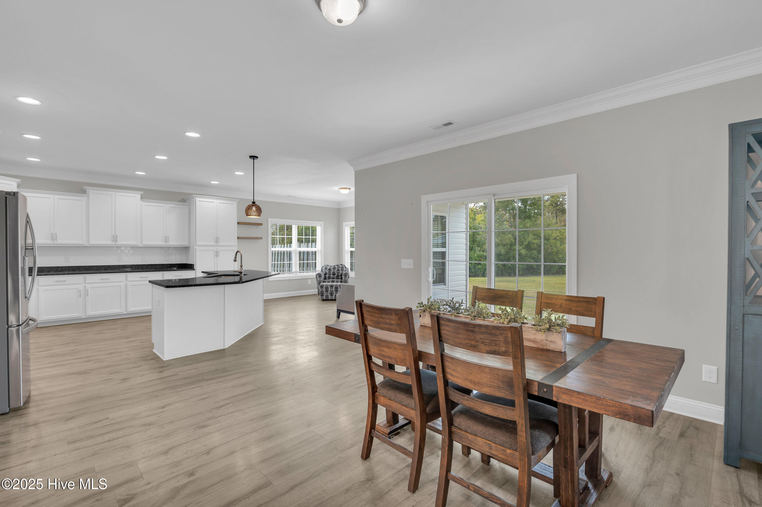 100530270 | Photo 12