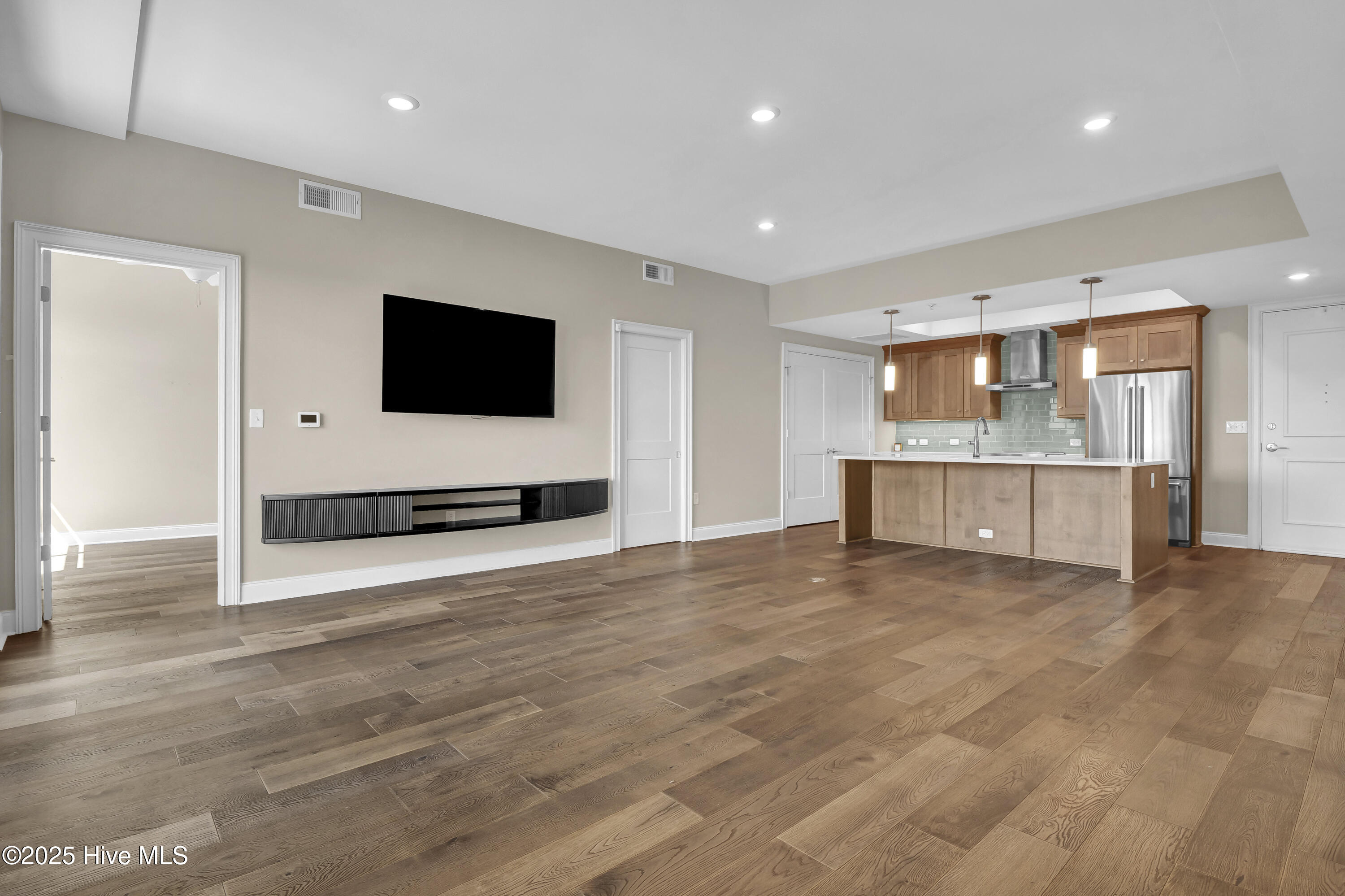 100526322 | Photo 56