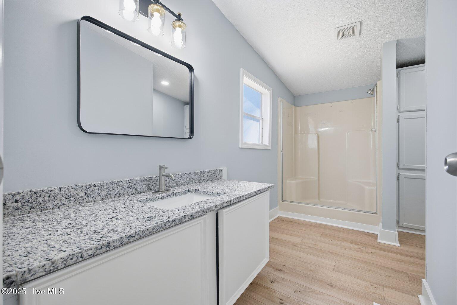 100545127 | Photo 16