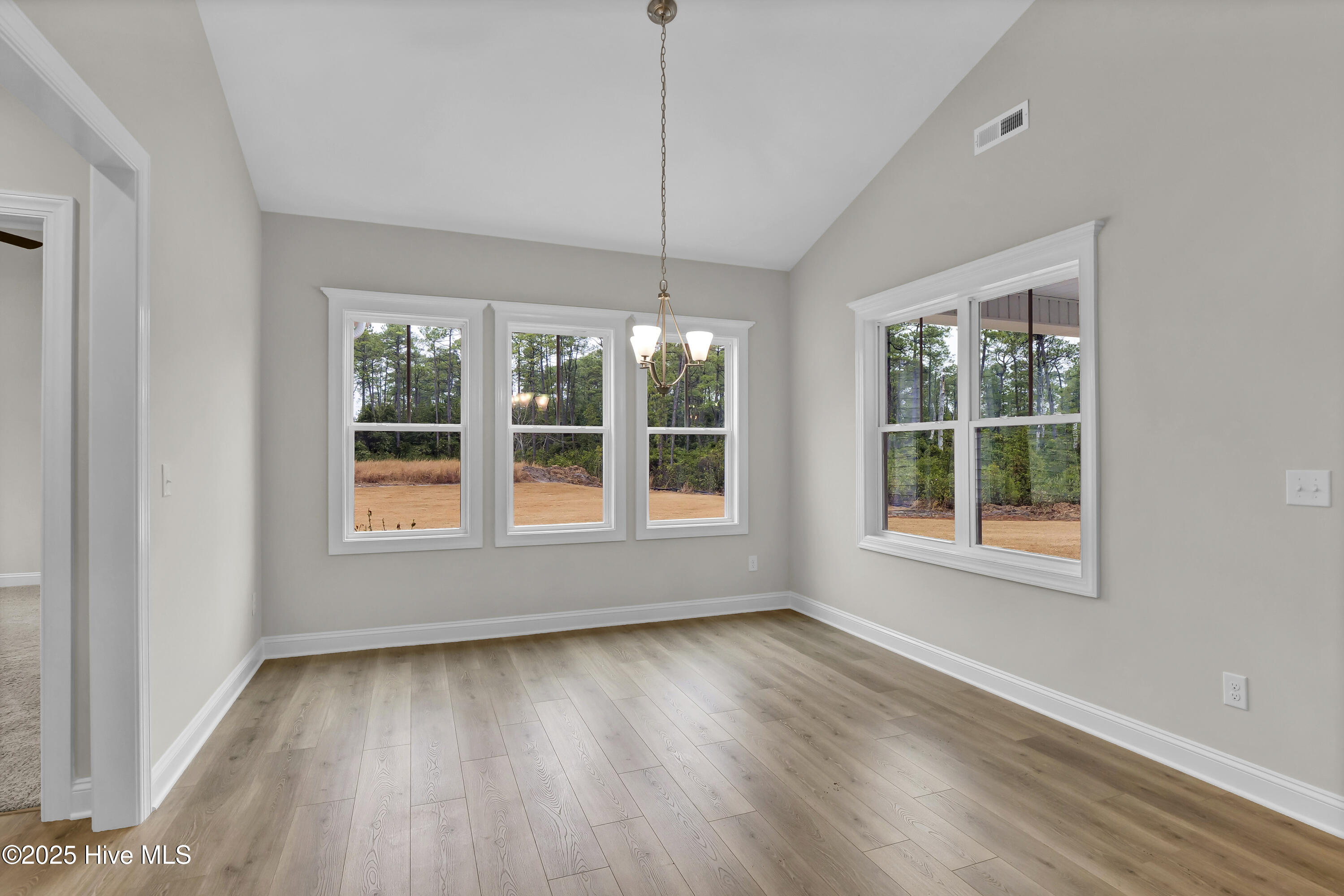 100477077 | Photo 11