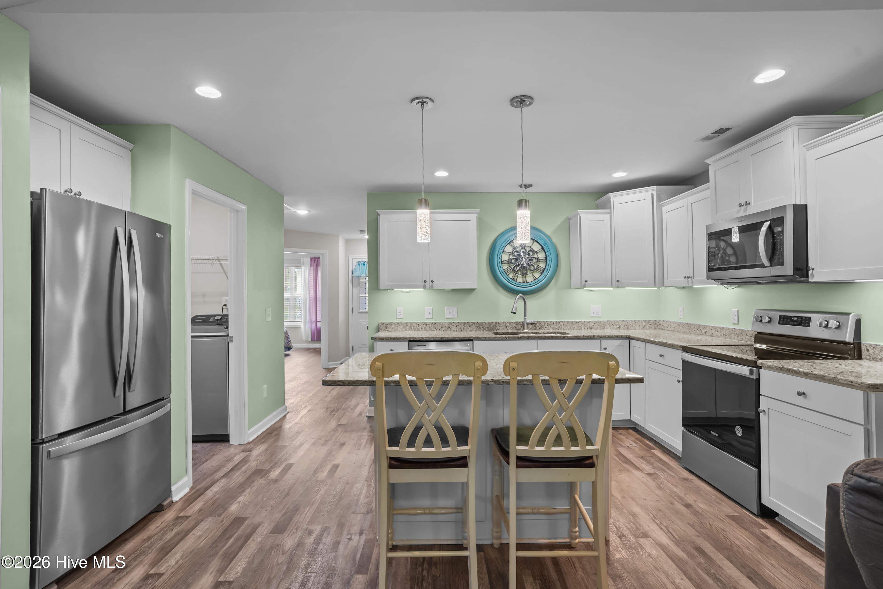 100570645 | Photo 11