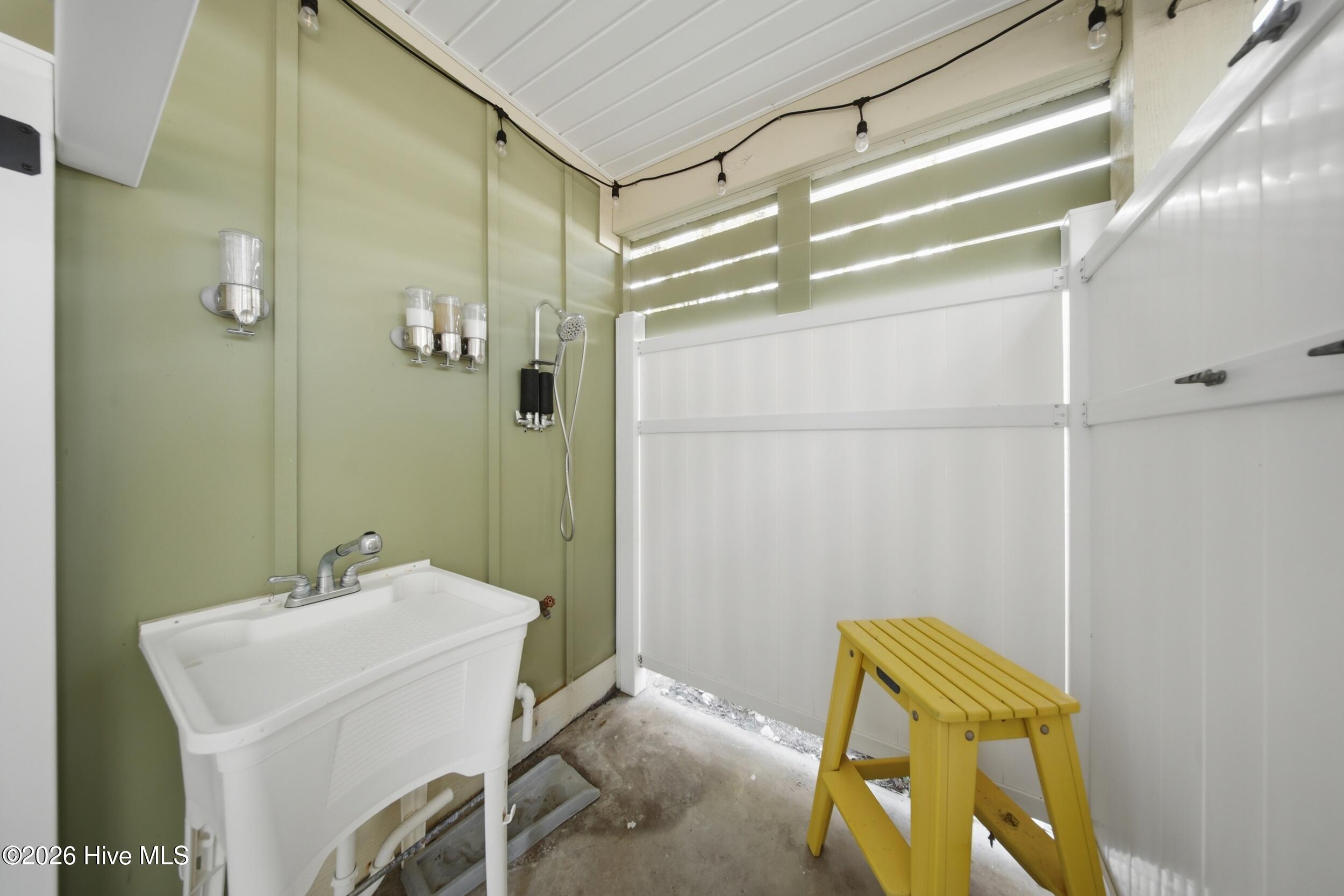 100561155 | Photo 63