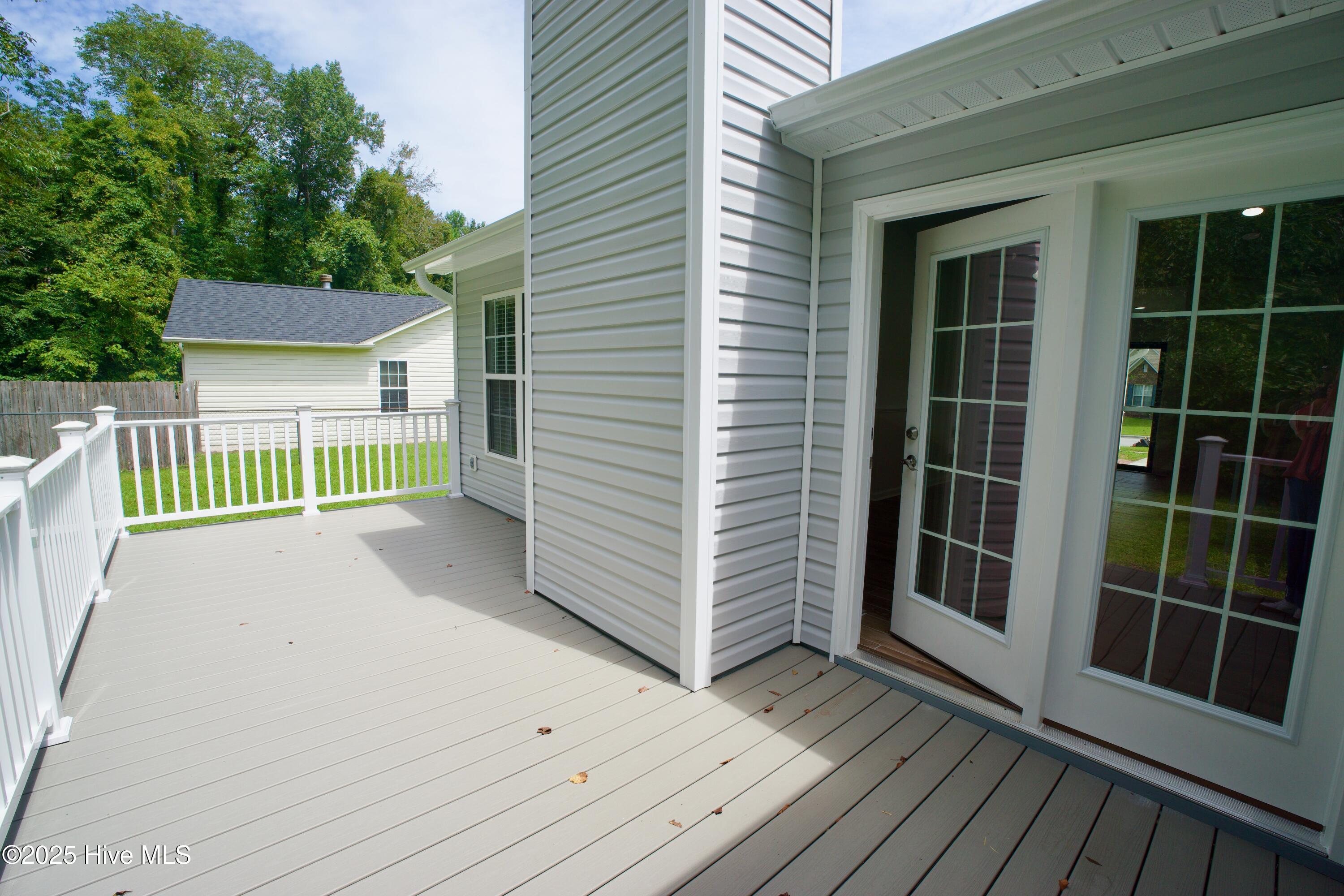 100527332 | Photo 35