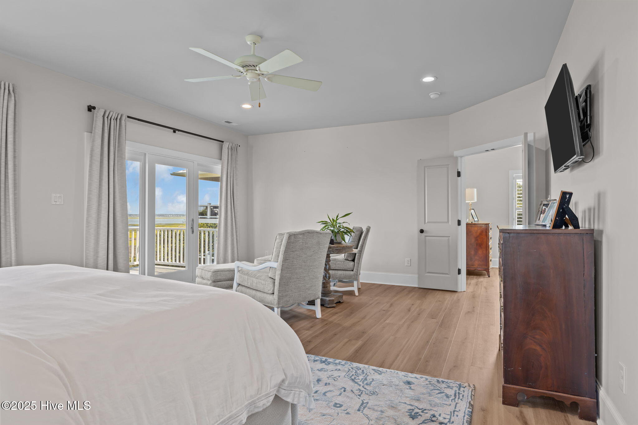 100549920 | Photo 51