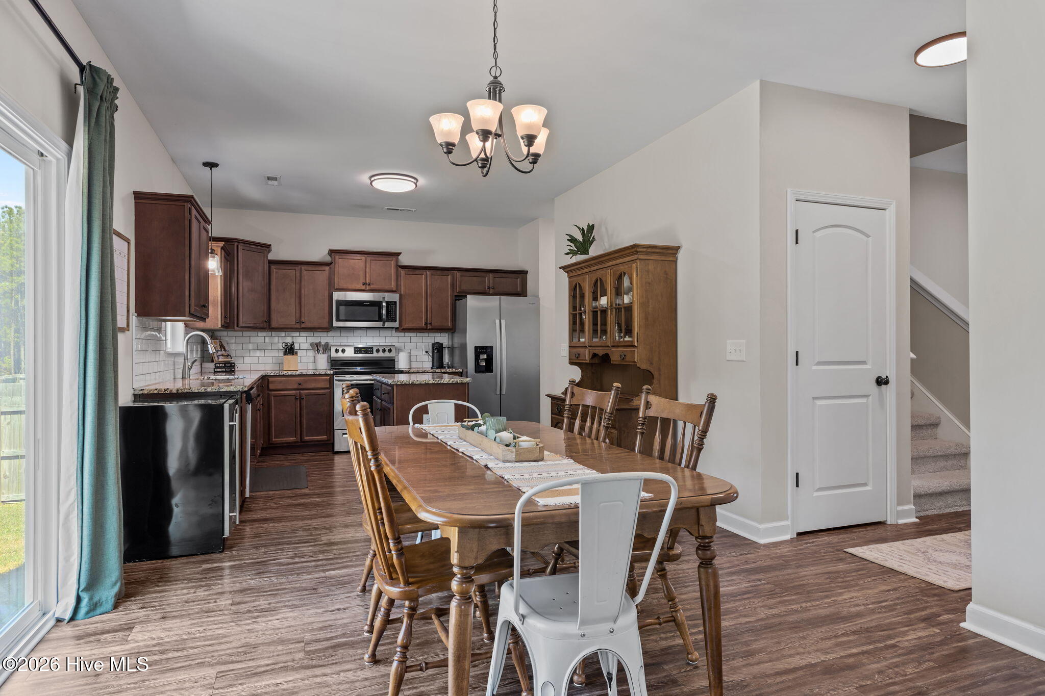 100568670 | Photo 19