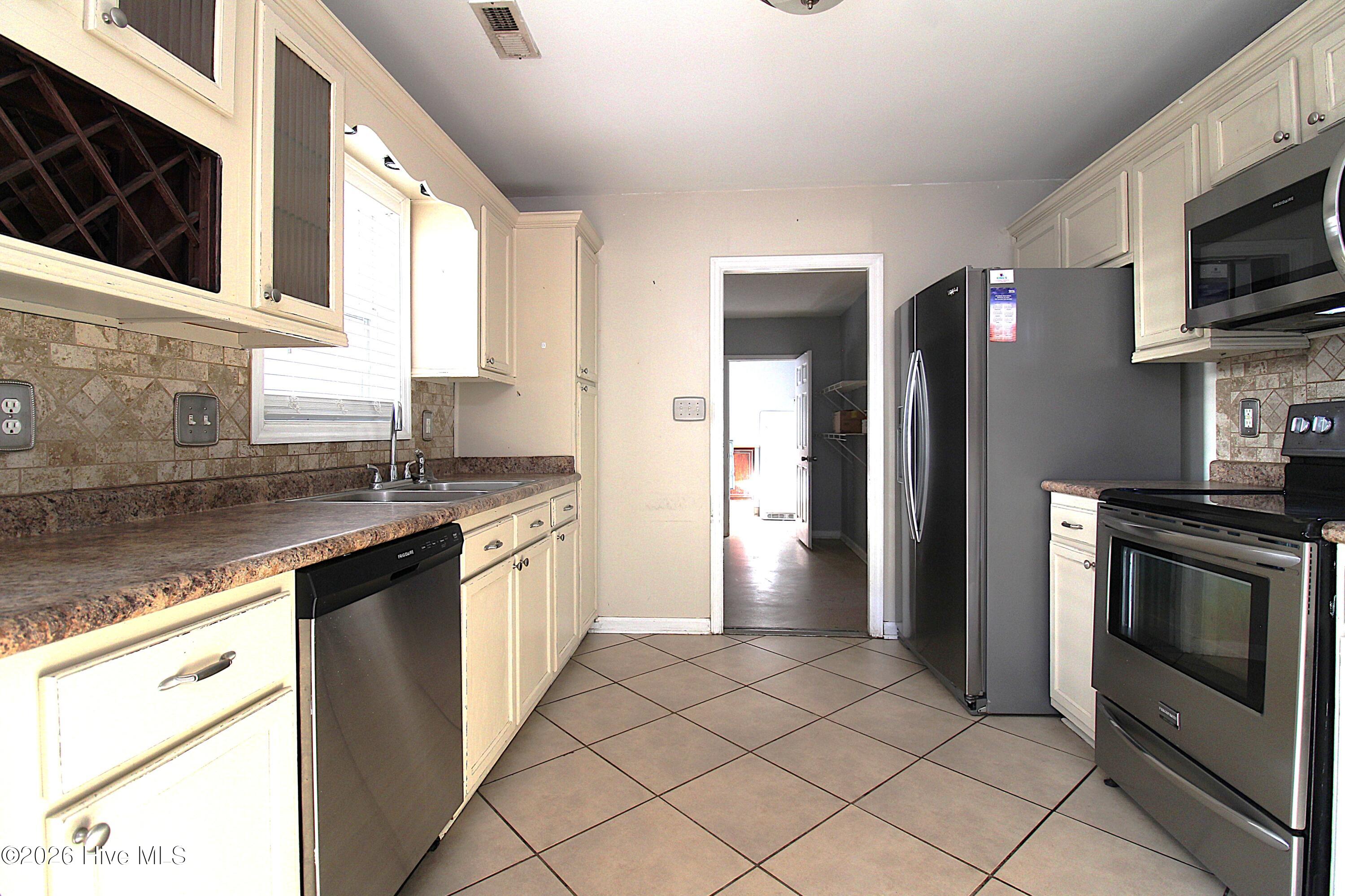 100558935 | Photo 15