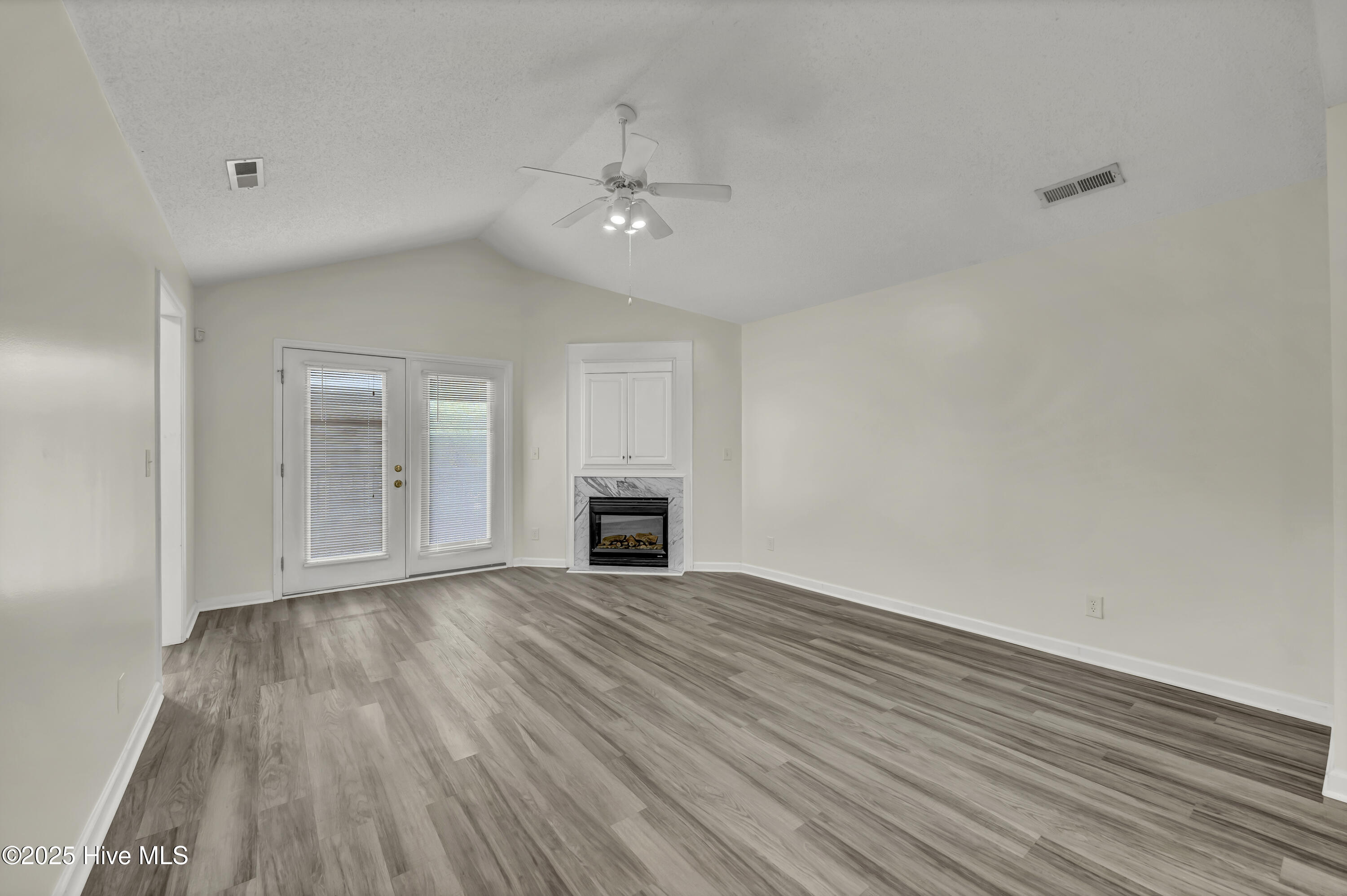 100533943 | Photo 13