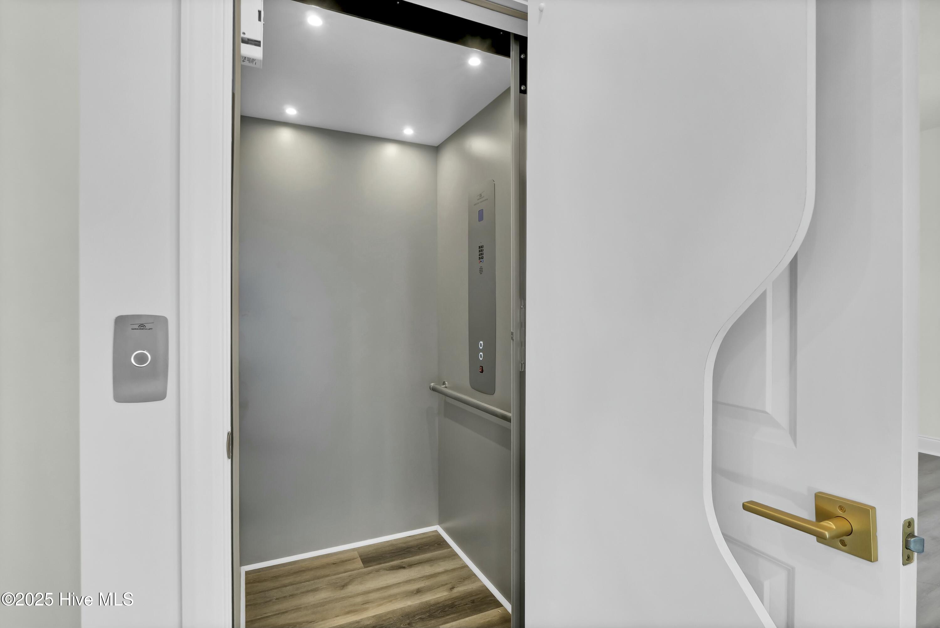 100486370 | Photo 16