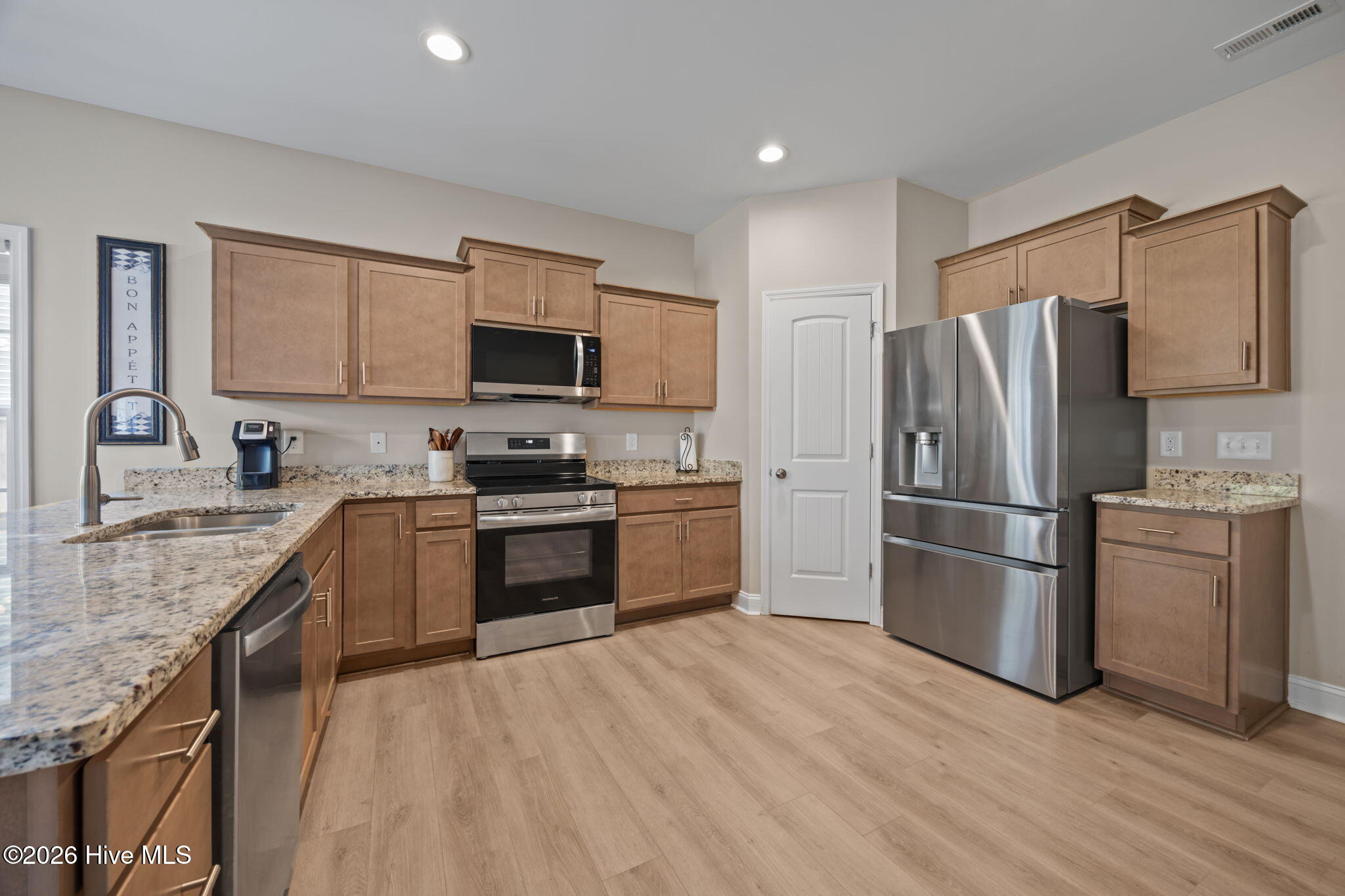 100561827 | Photo 24