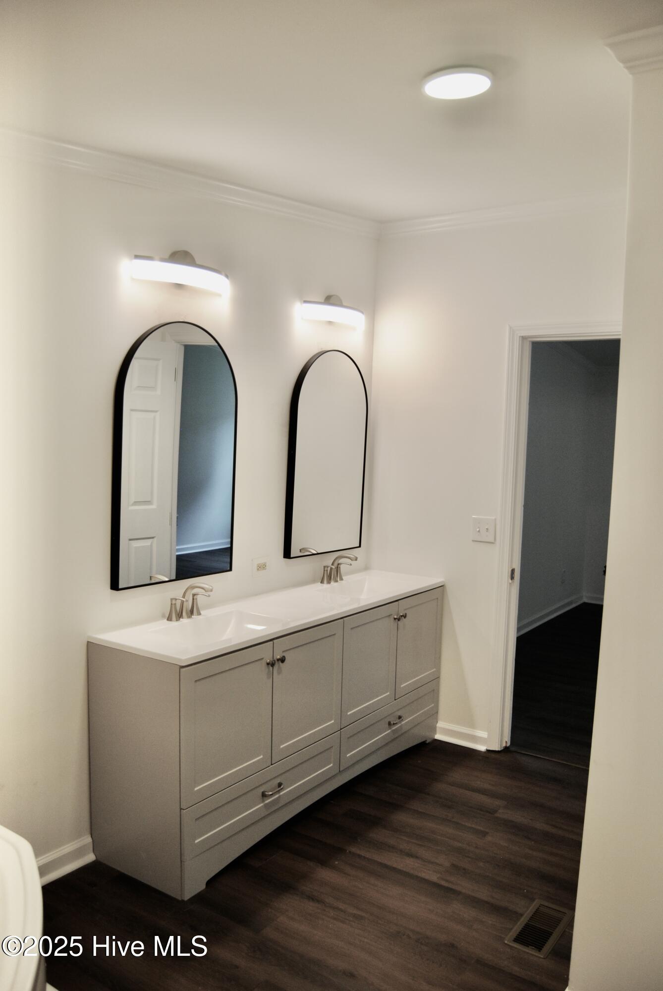 100533223 | Photo 36