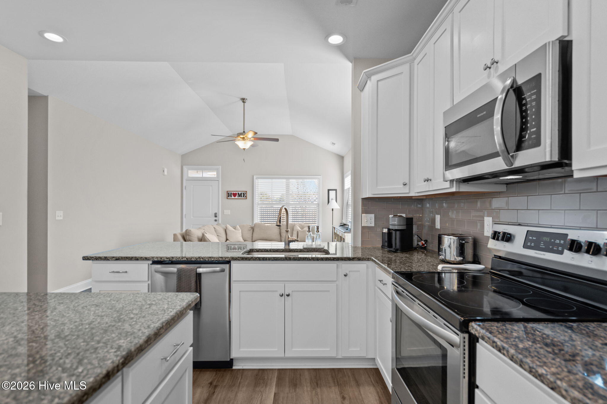 100557039 | Photo 17