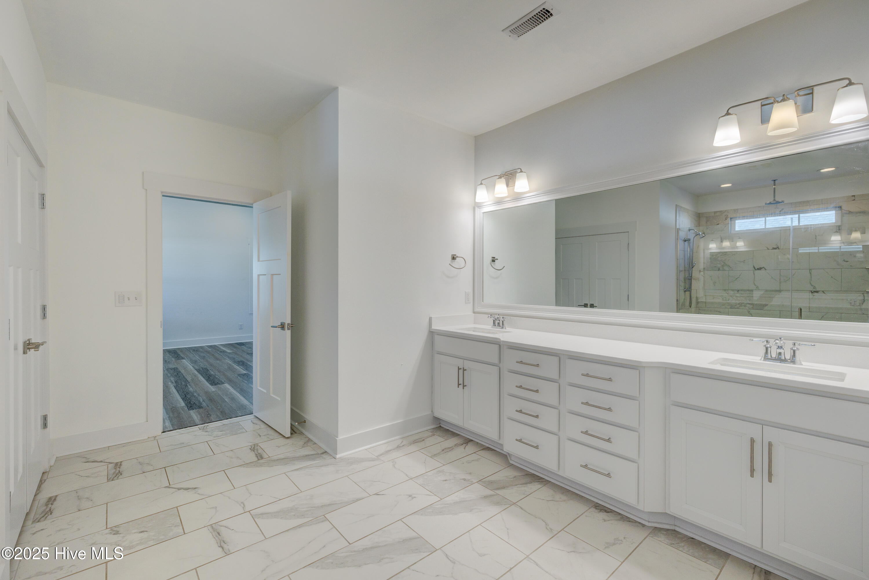 100534691 | Photo 43