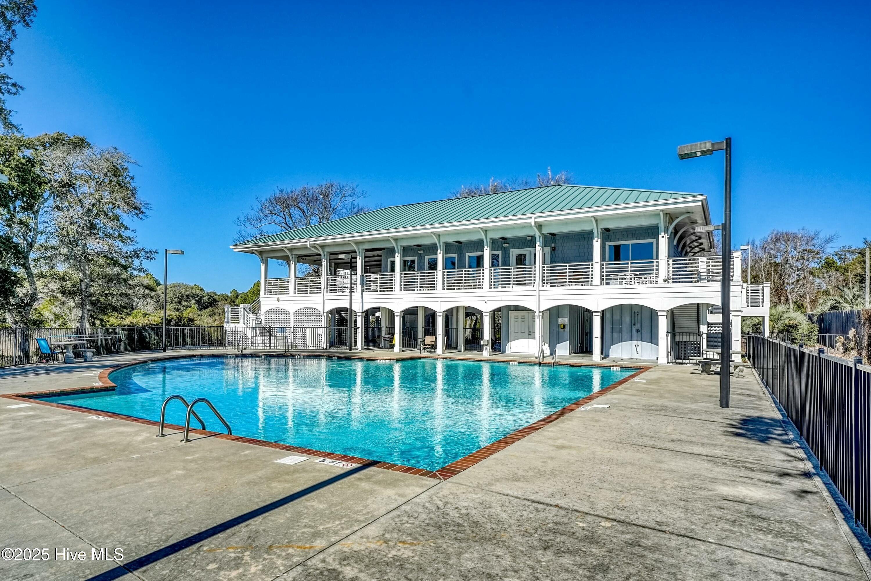 100483051 | Photo 51