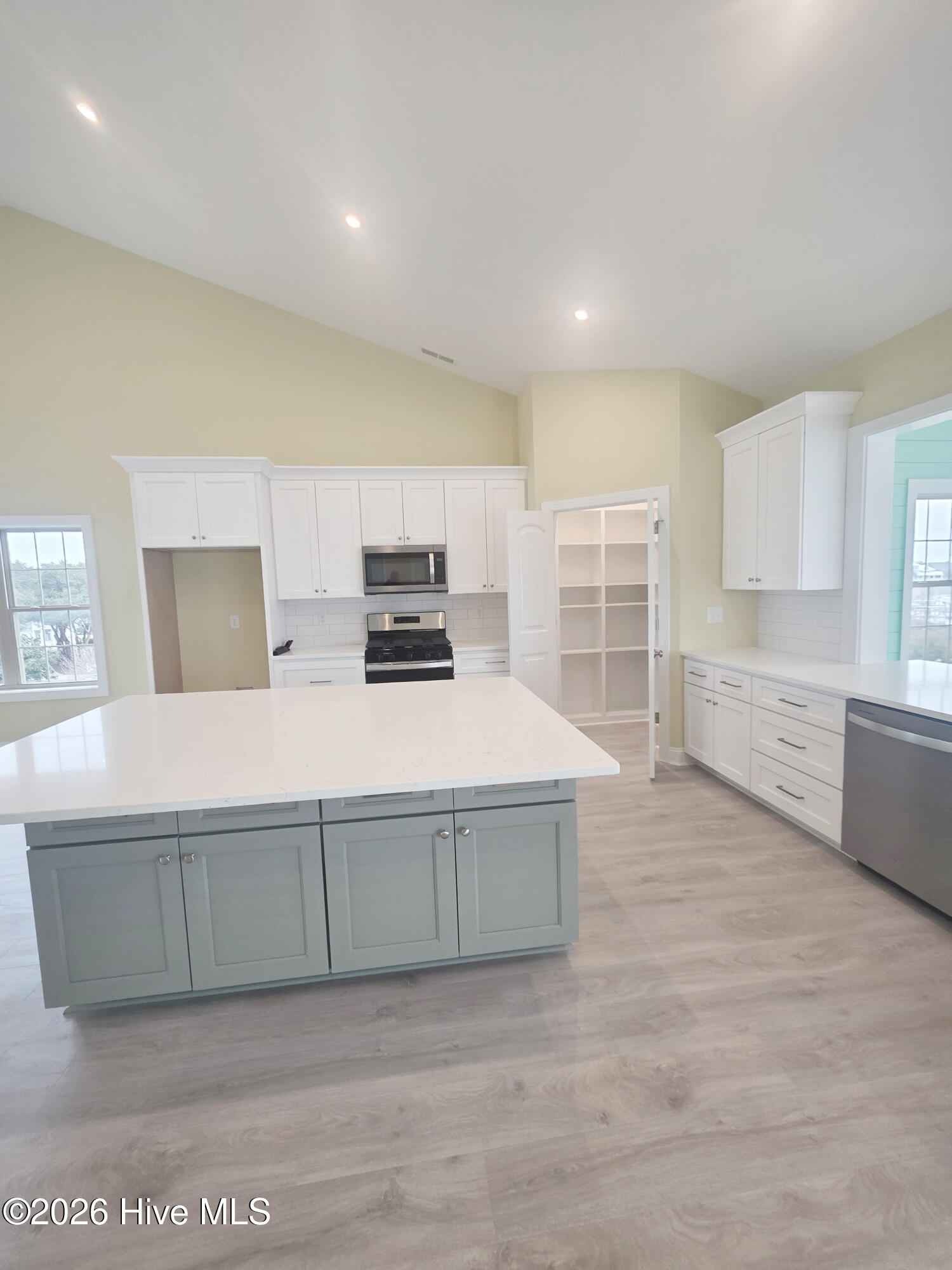 100535825 | Photo 11