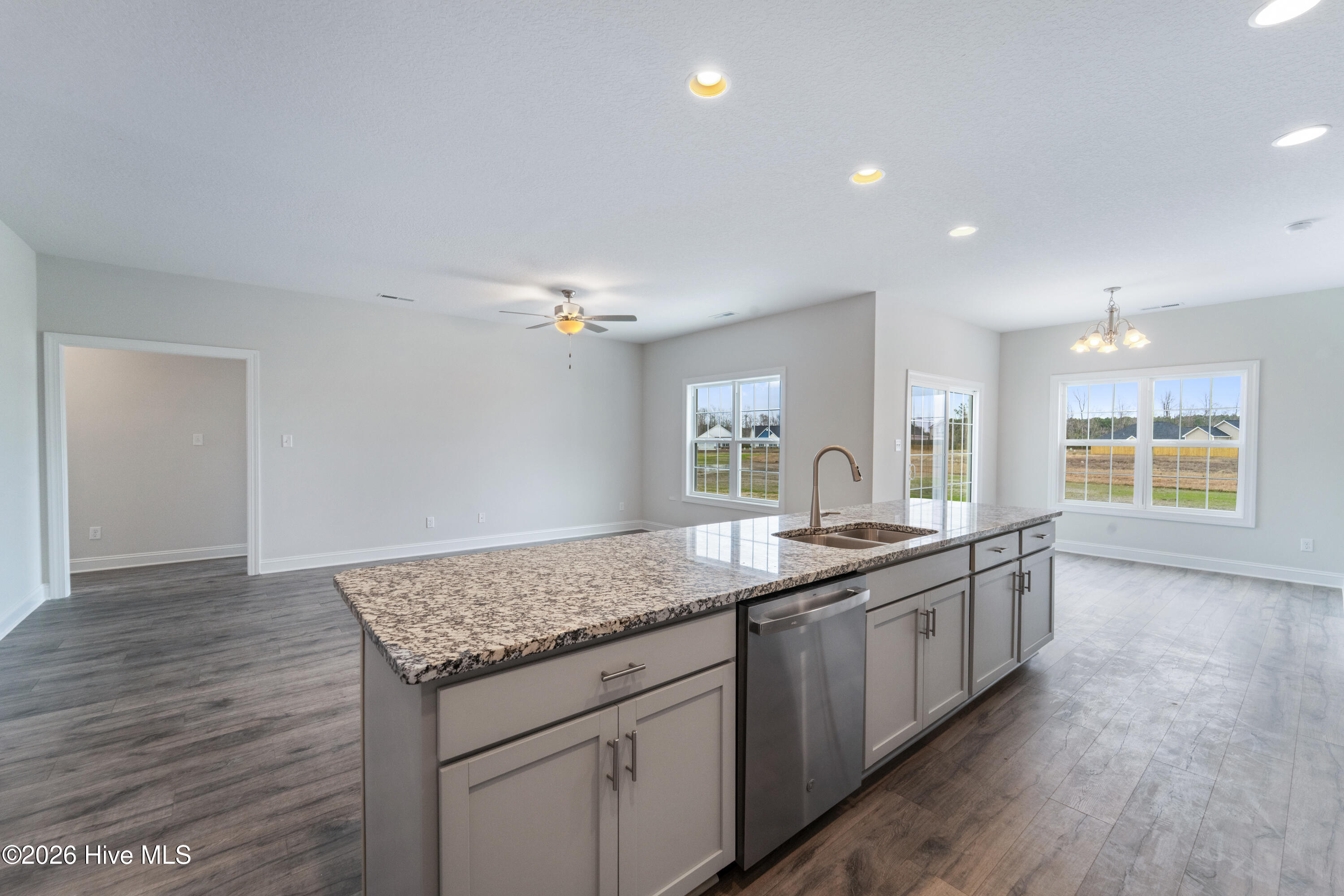 100523498 | Photo 12