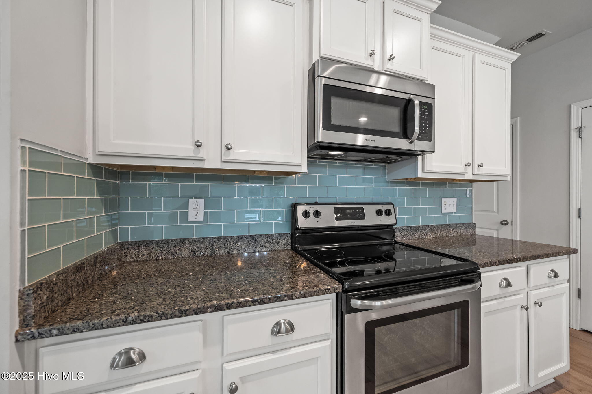 100536661 | Photo 11