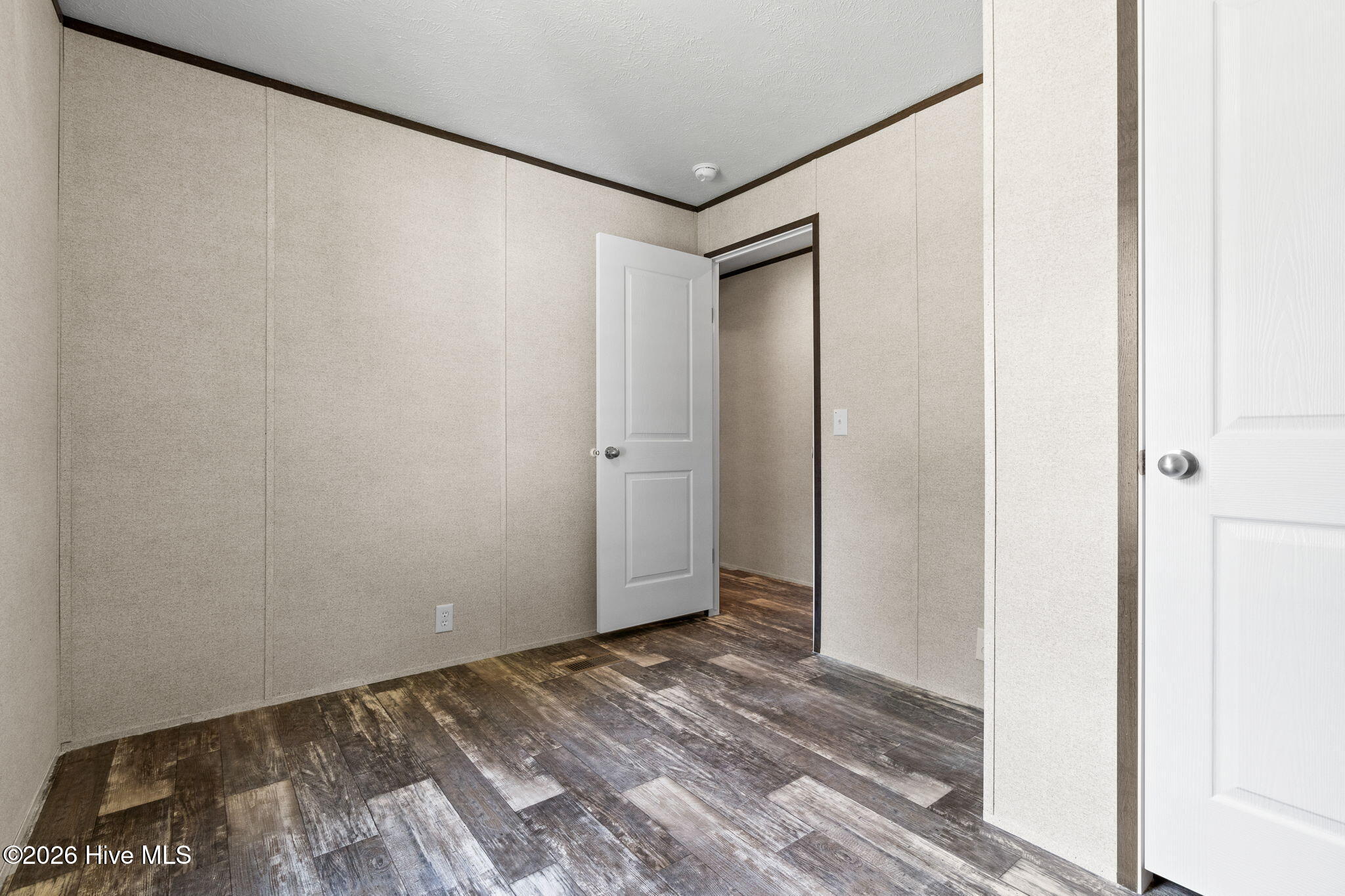 100561817 | Photo 17