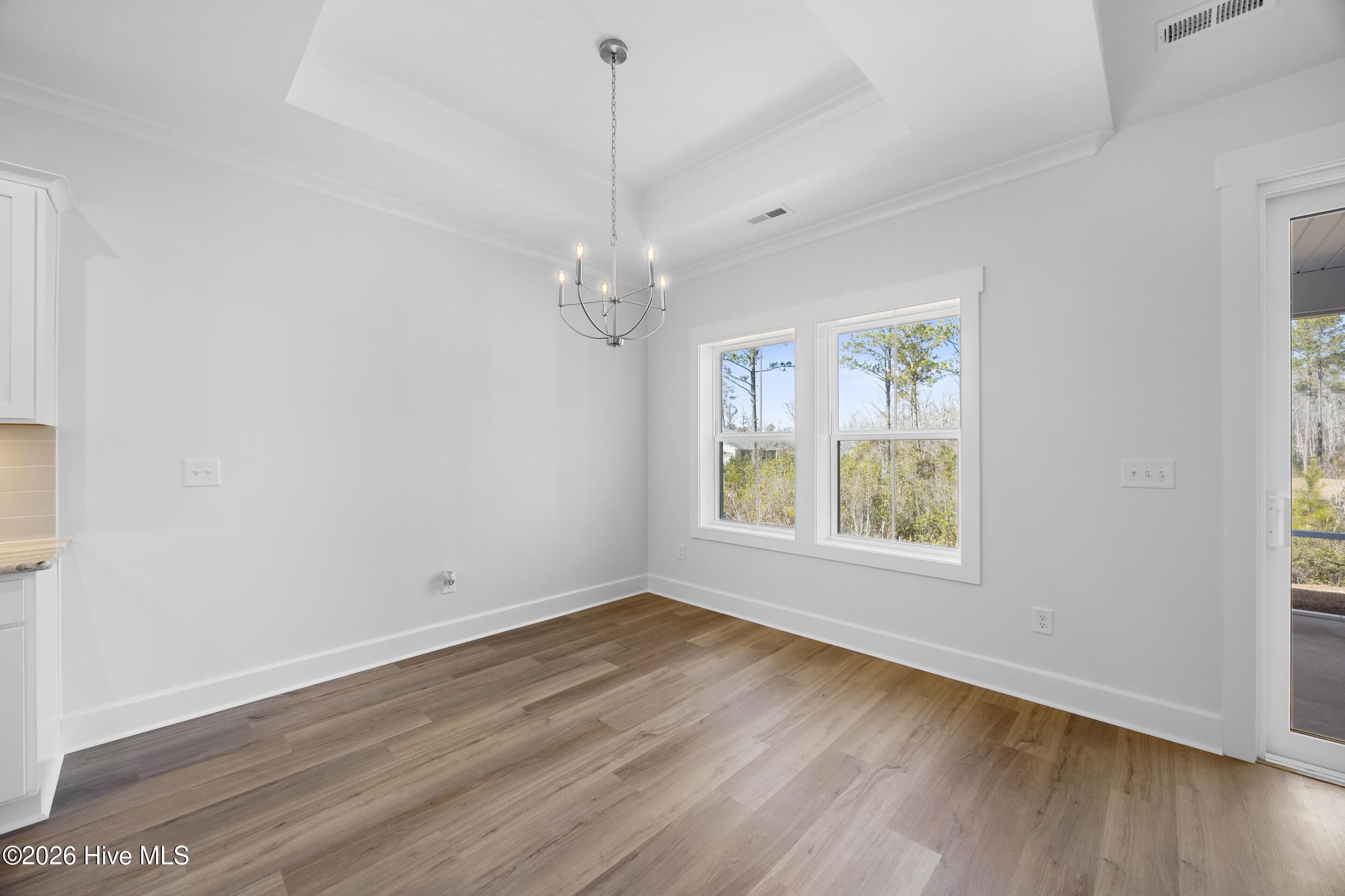 100548028 | Photo 22