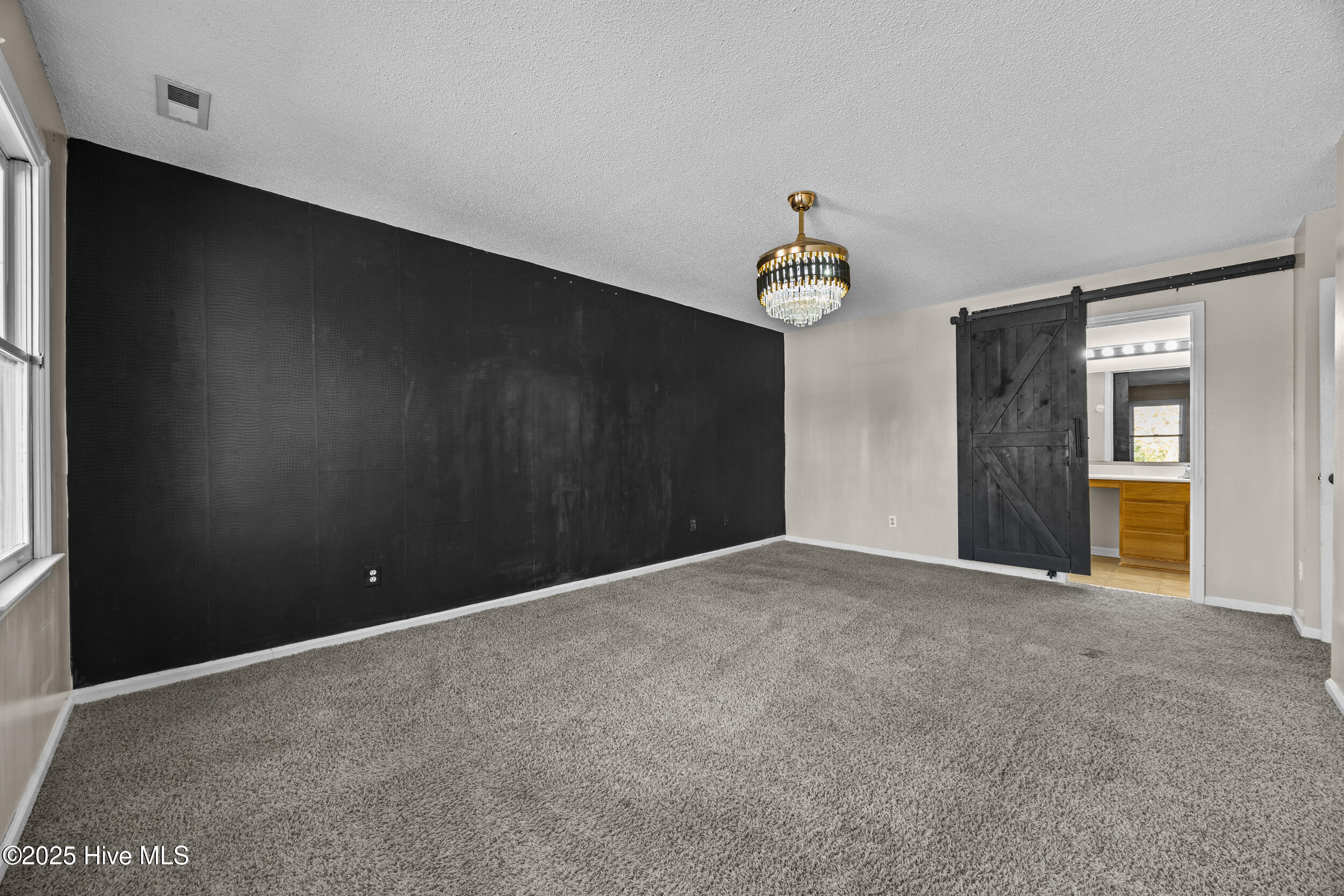 100545439 | Photo 21