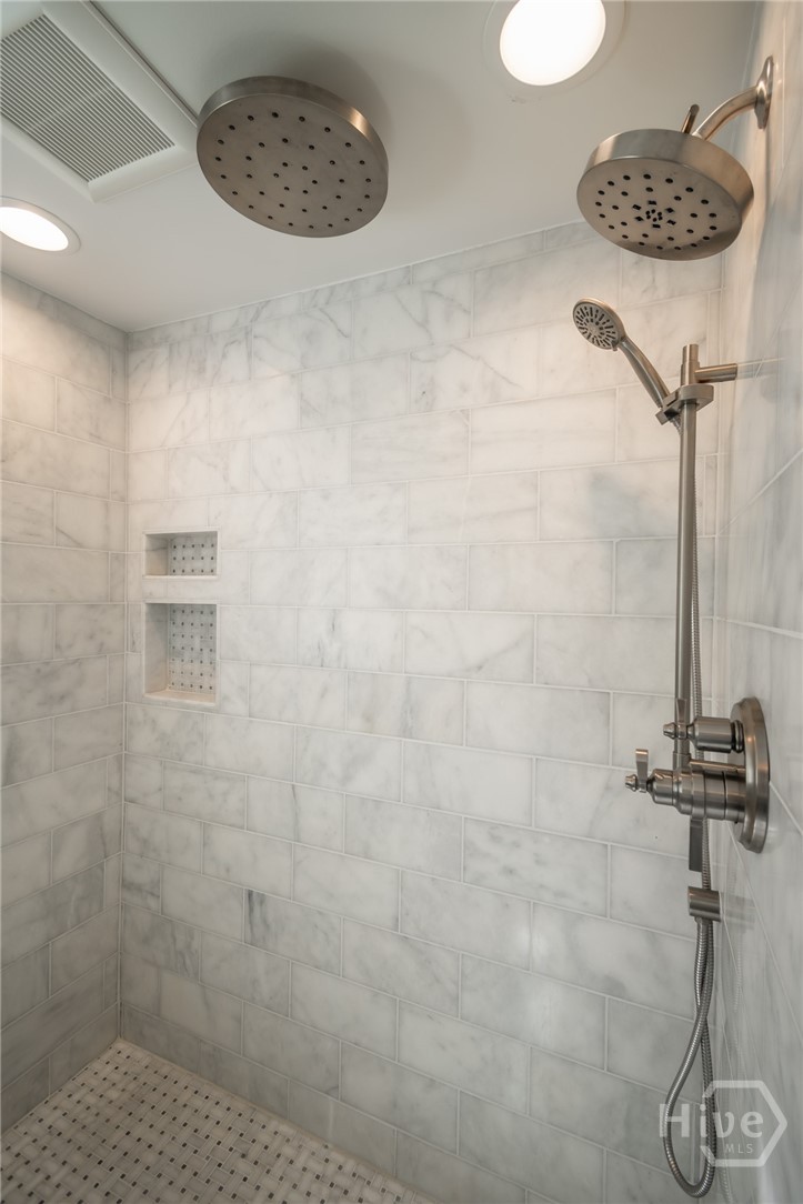 Lux Shower features