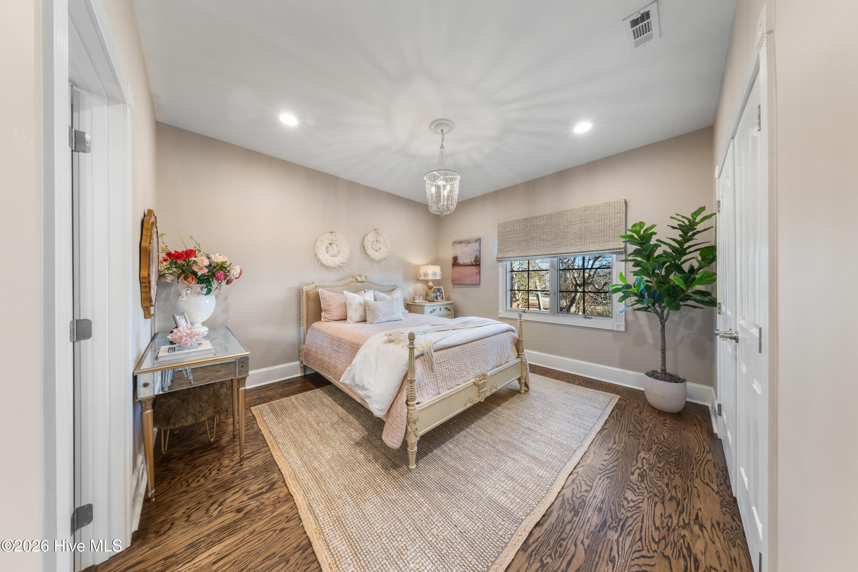 100549832 | Photo 51