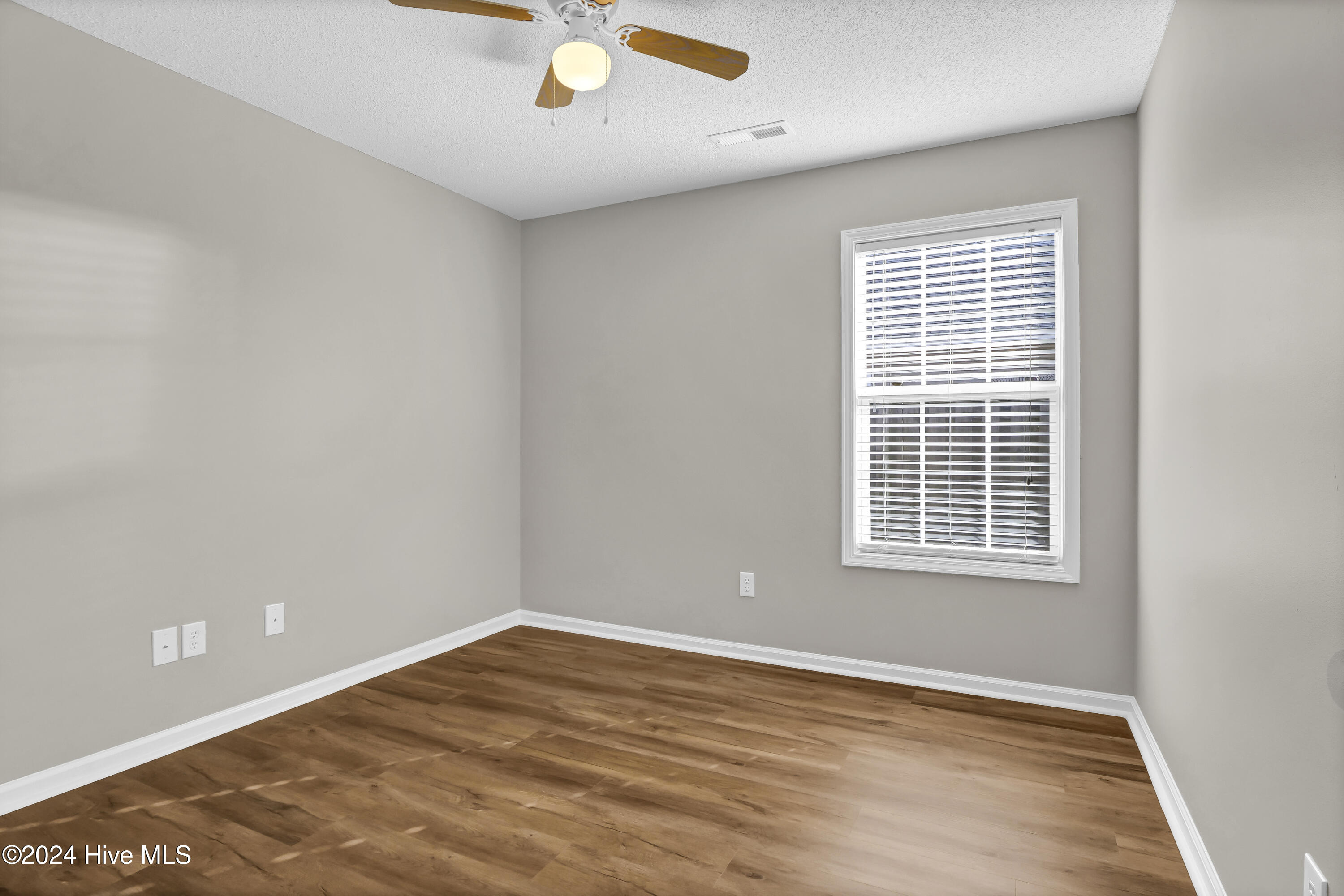 100565199 | Photo 18