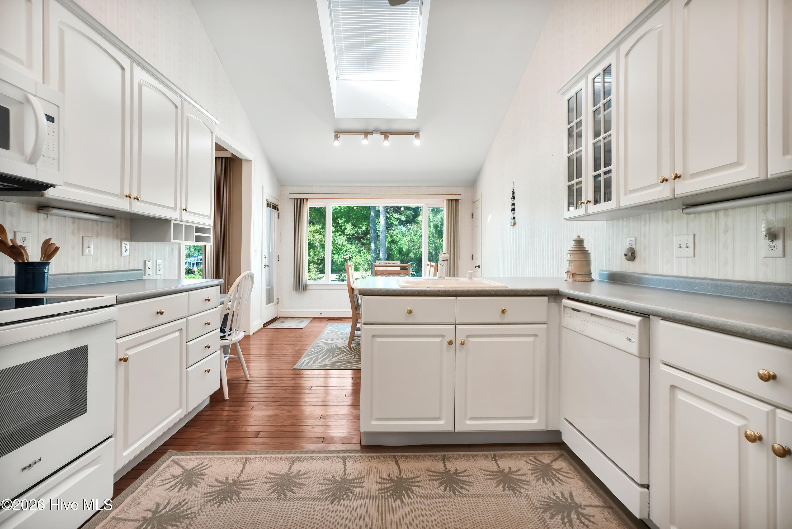 100567703 | Photo 13