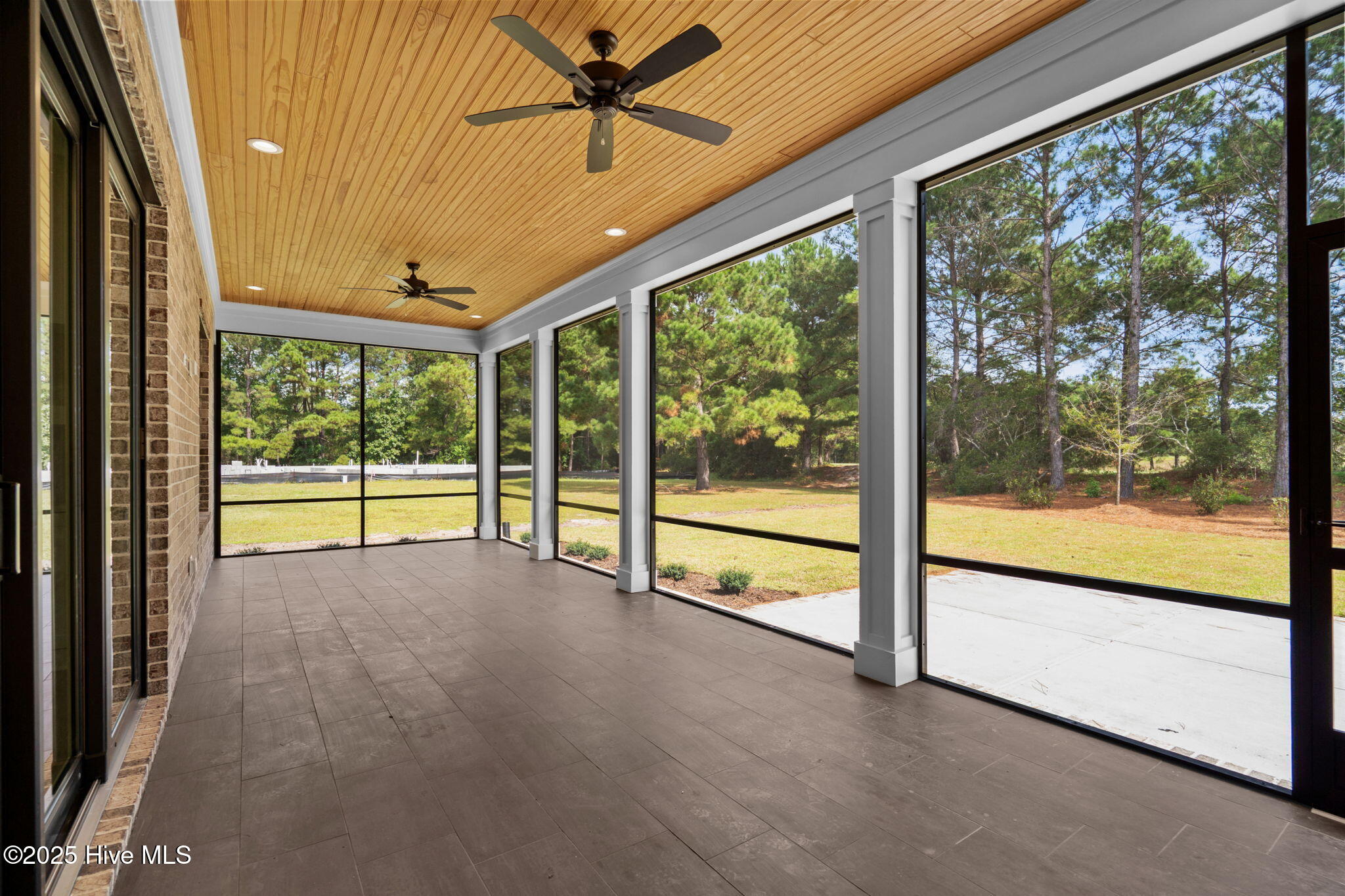 100547406 | Photo 23