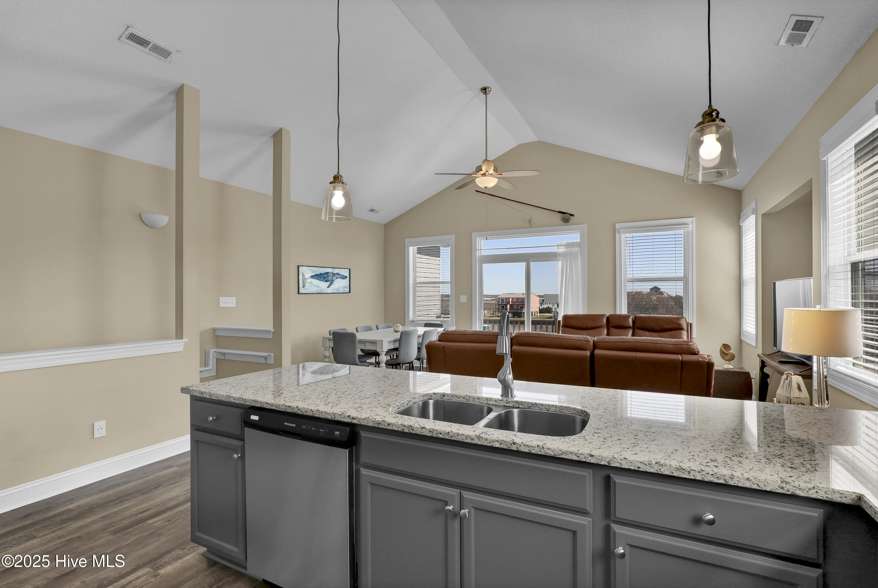 100523798 | Photo 12