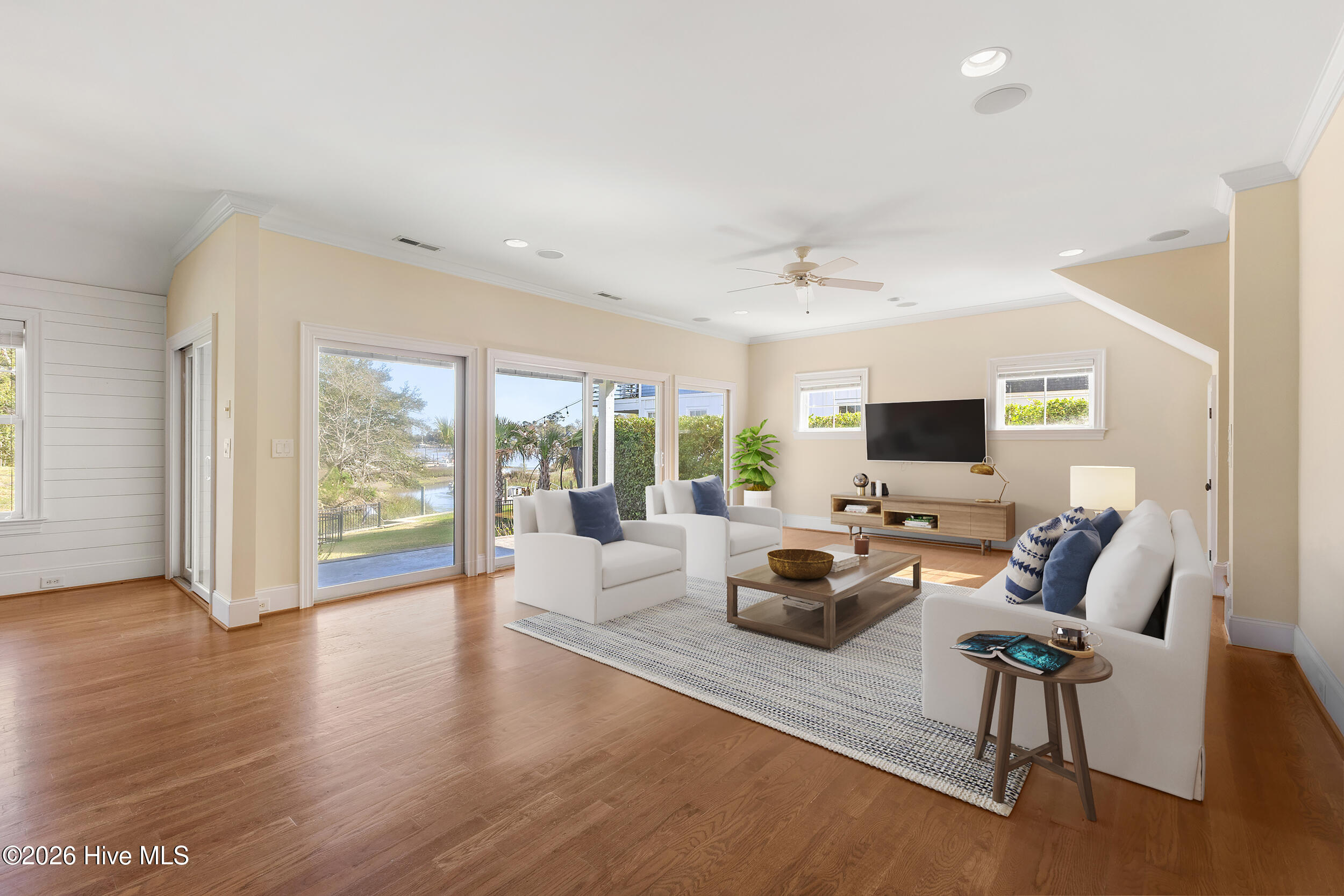 100561690 | Photo 13