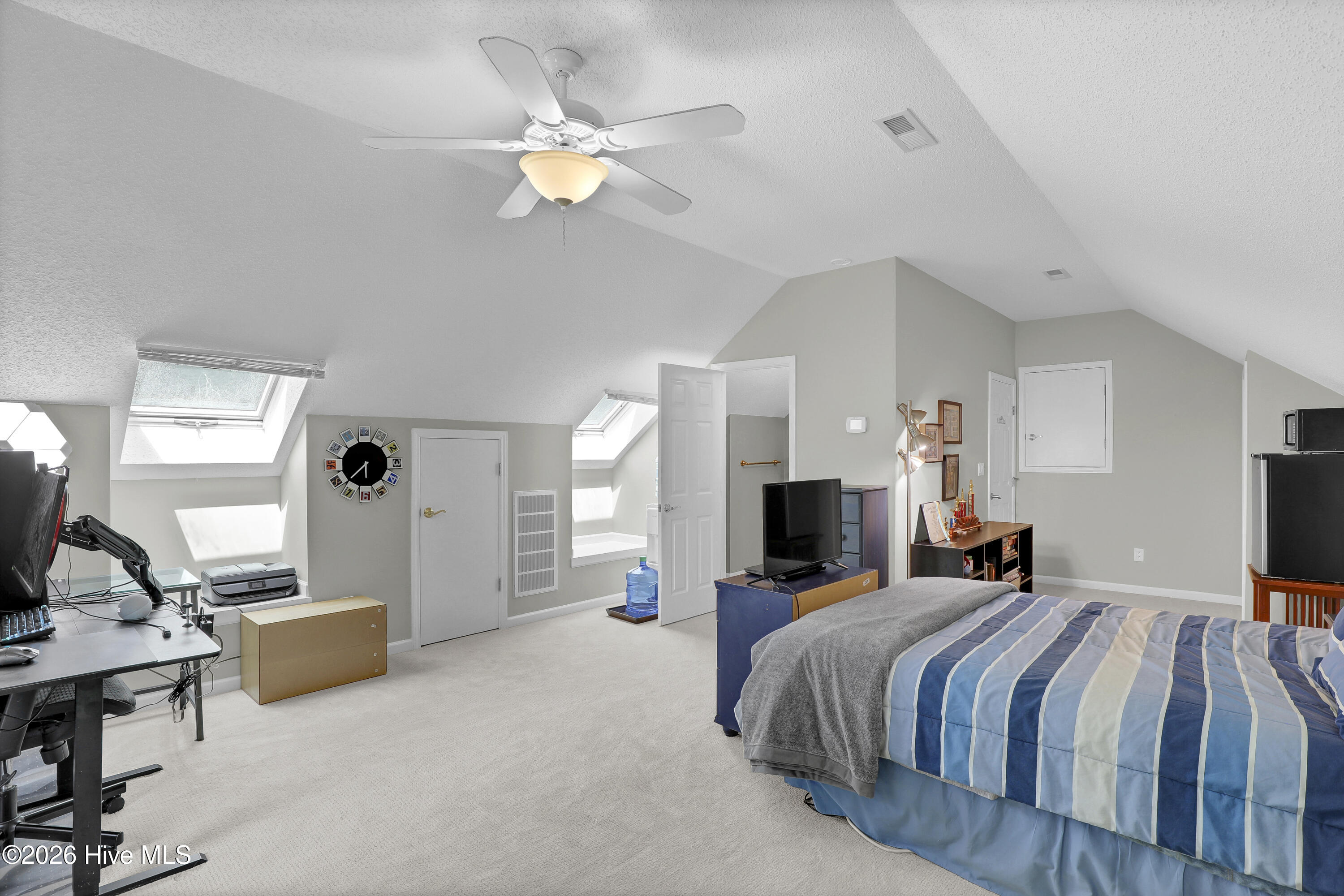 100570699 | Photo 36