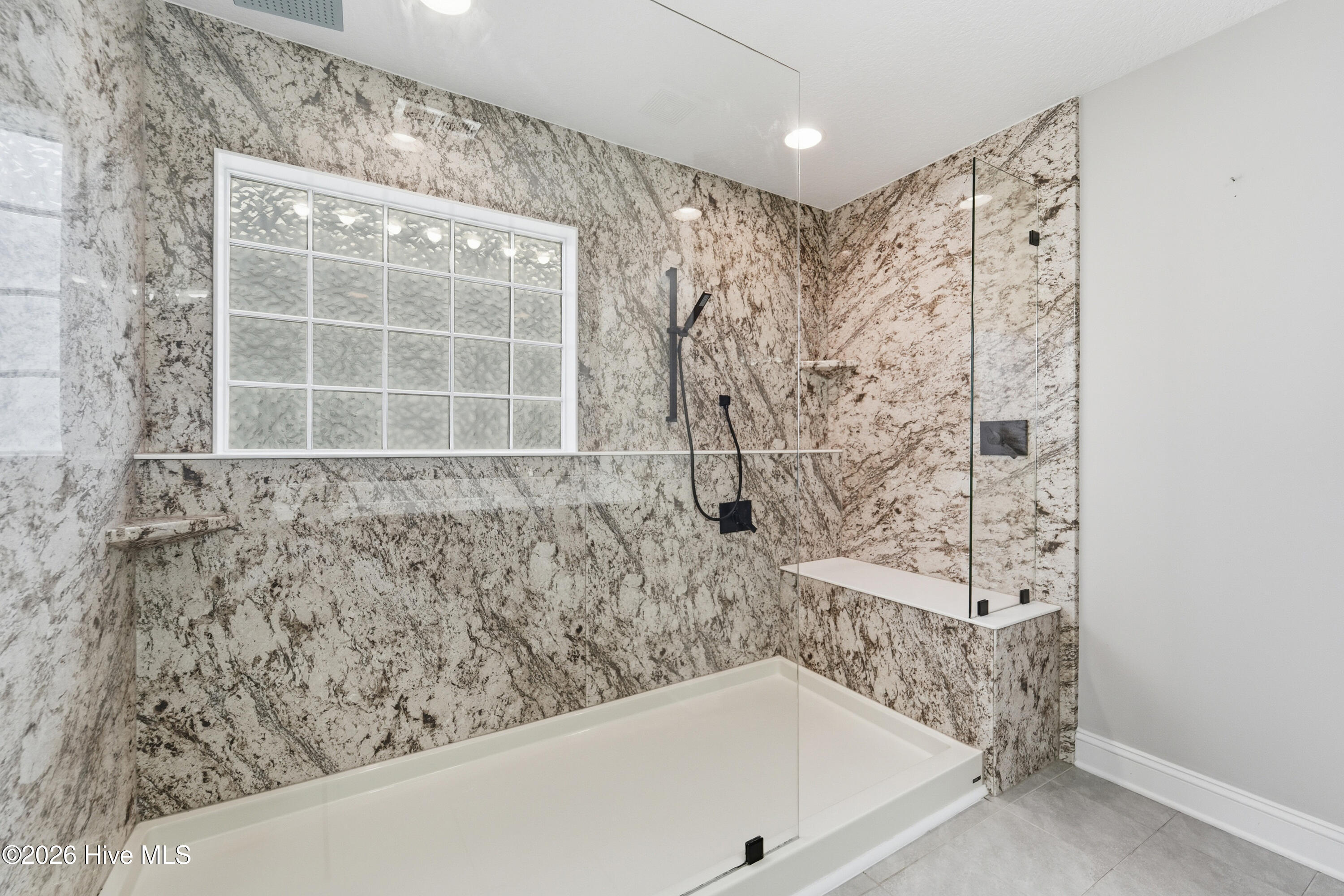 100570478 | Photo 32