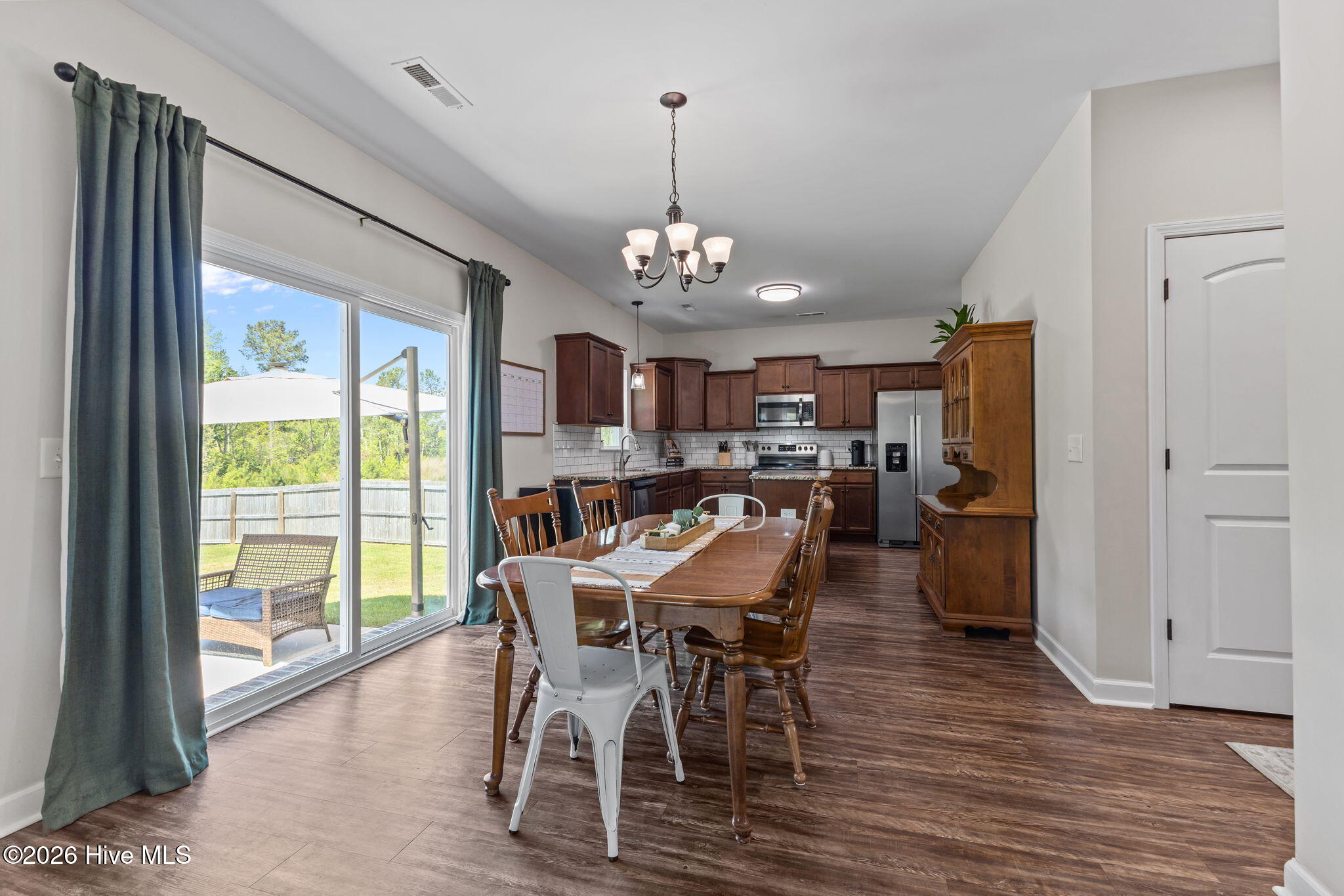 100568670 | Photo 18