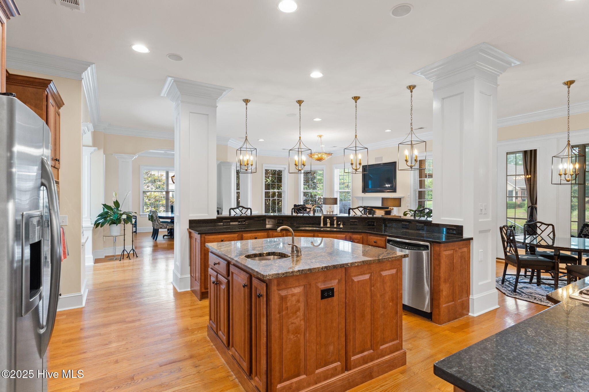 100518405 | Photo 26