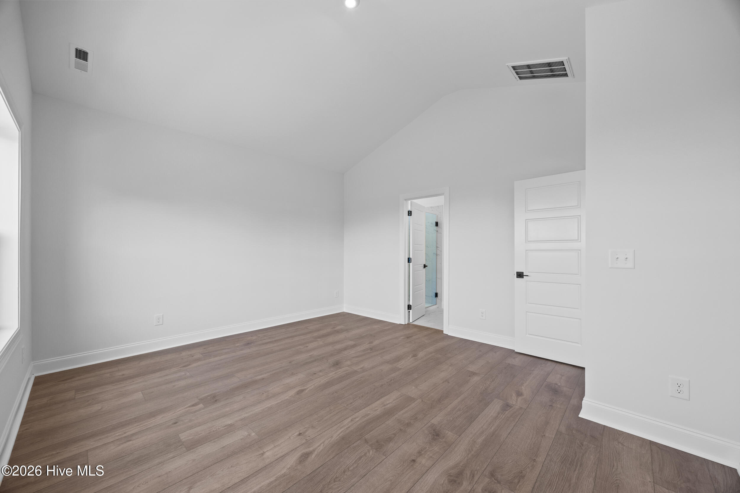 100533479 | Photo 21