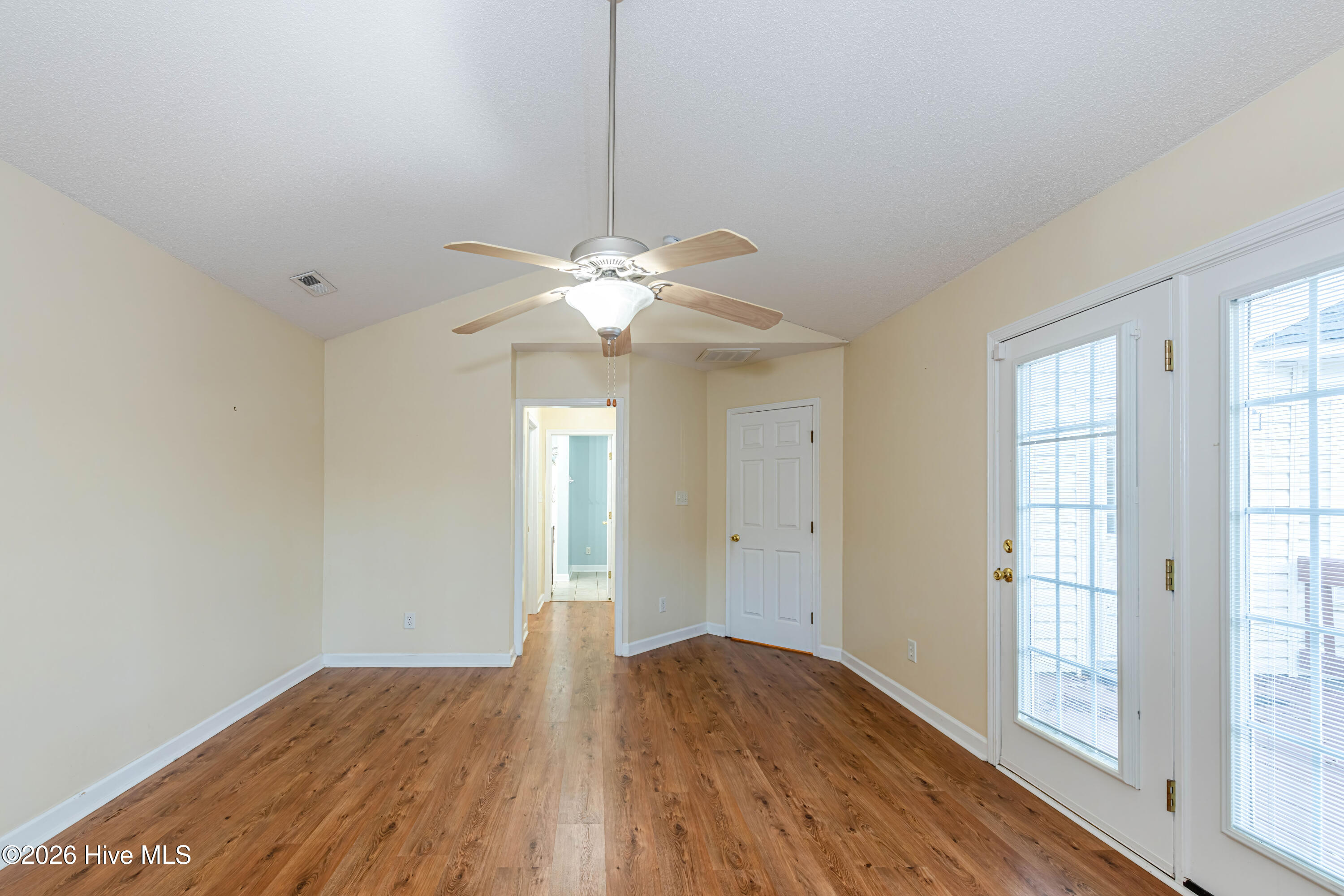 100536665 | Photo 16