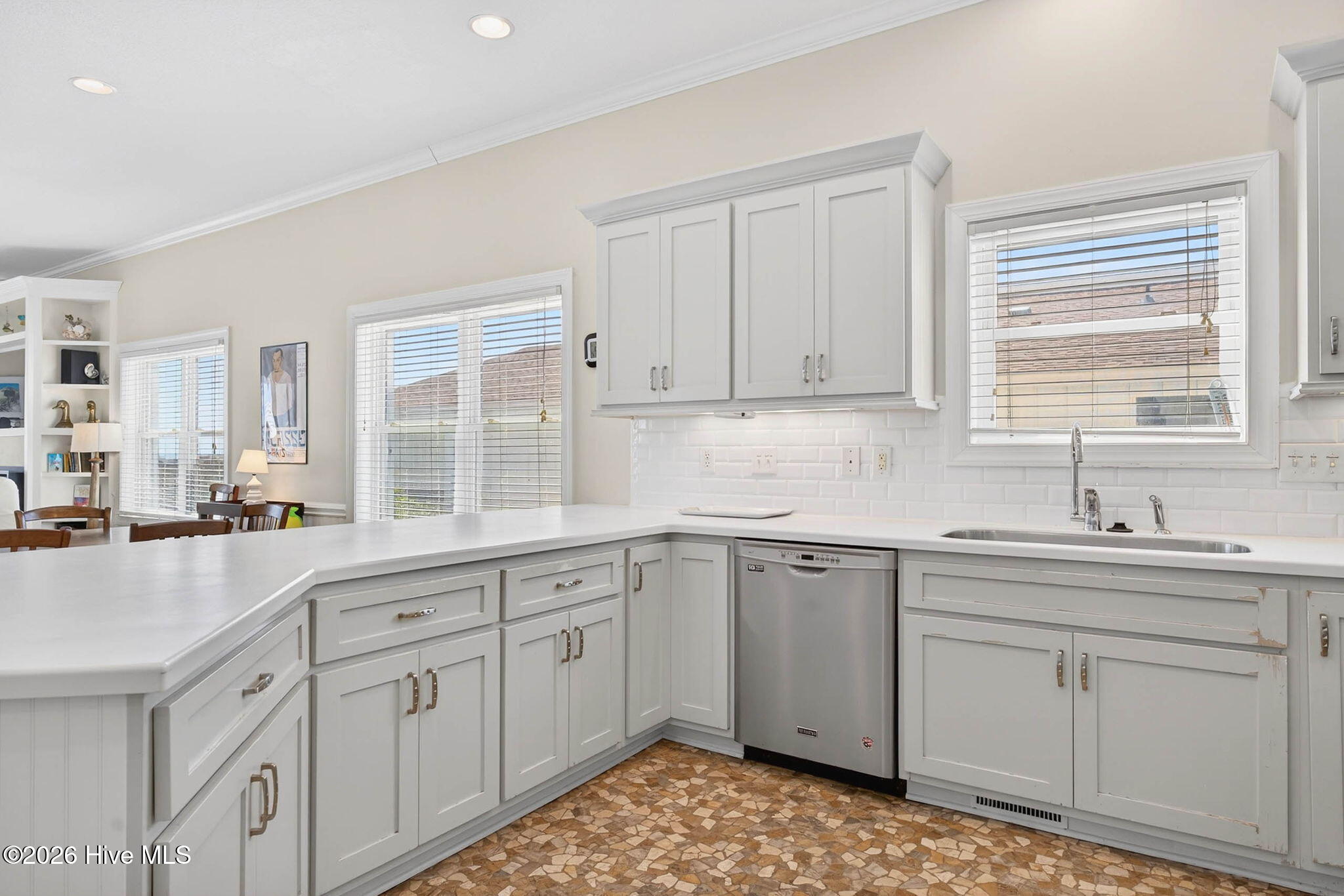 100563244 | Photo 70