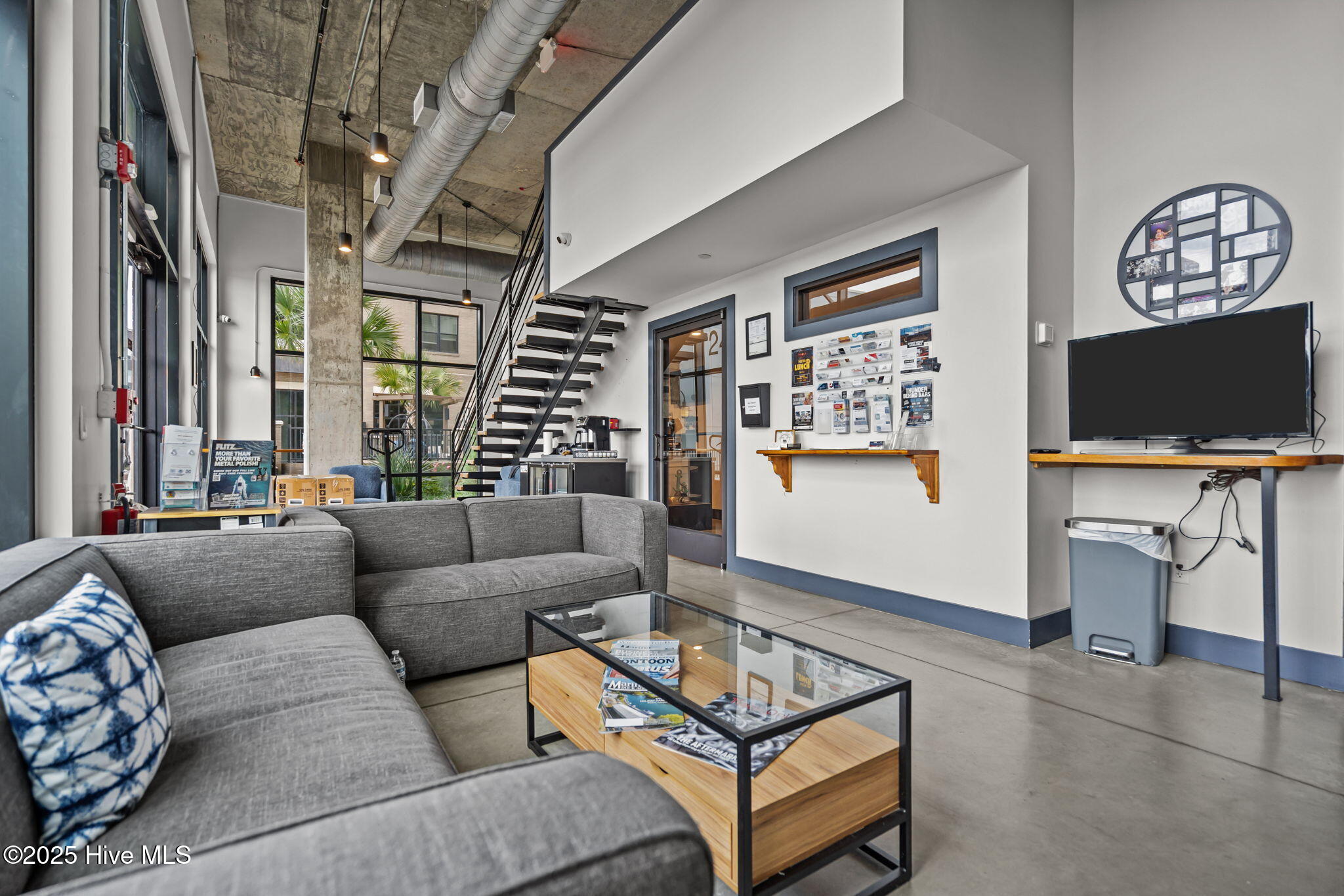 100528560 | Photo 32