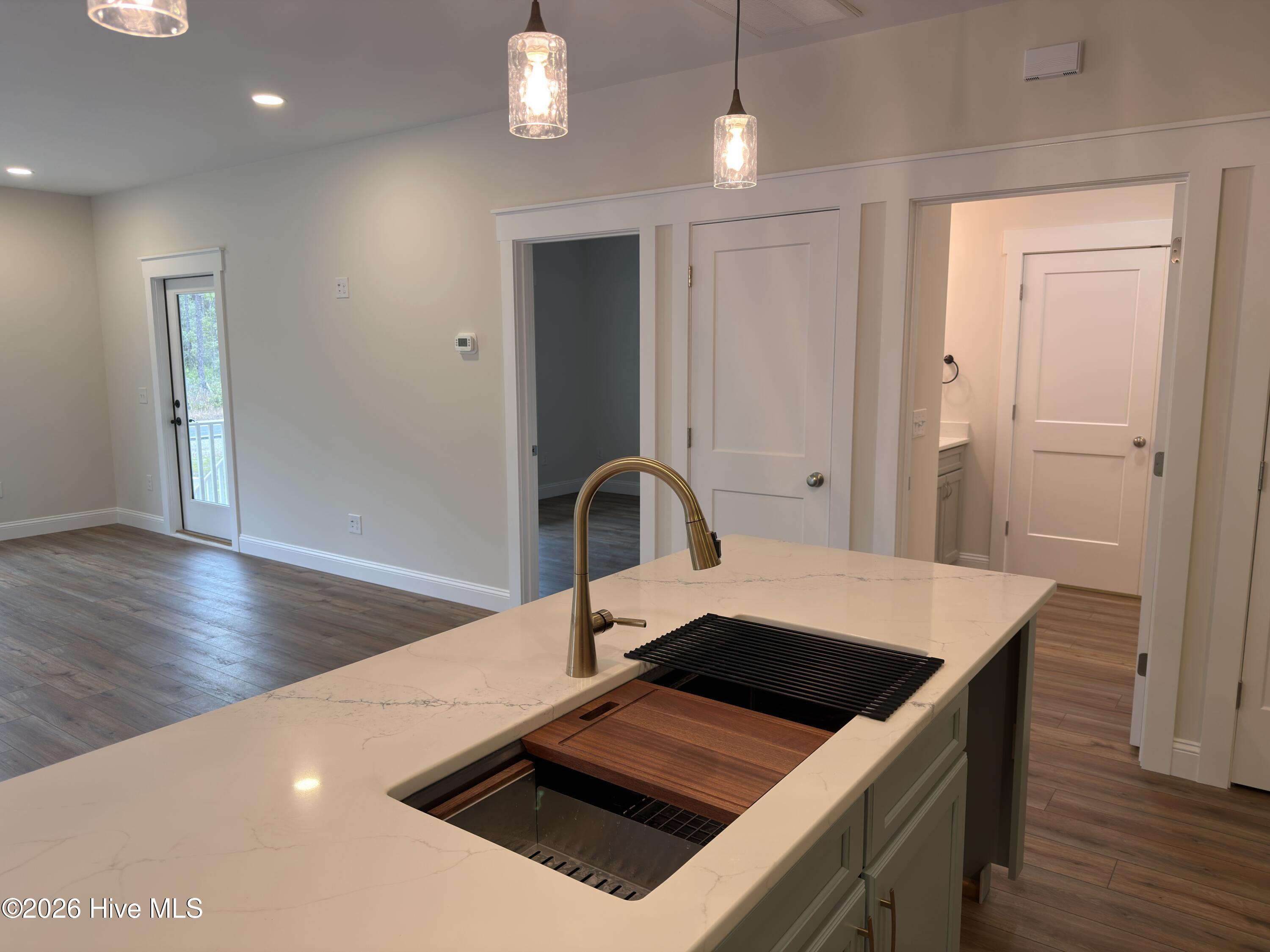 100548446 | Photo 15