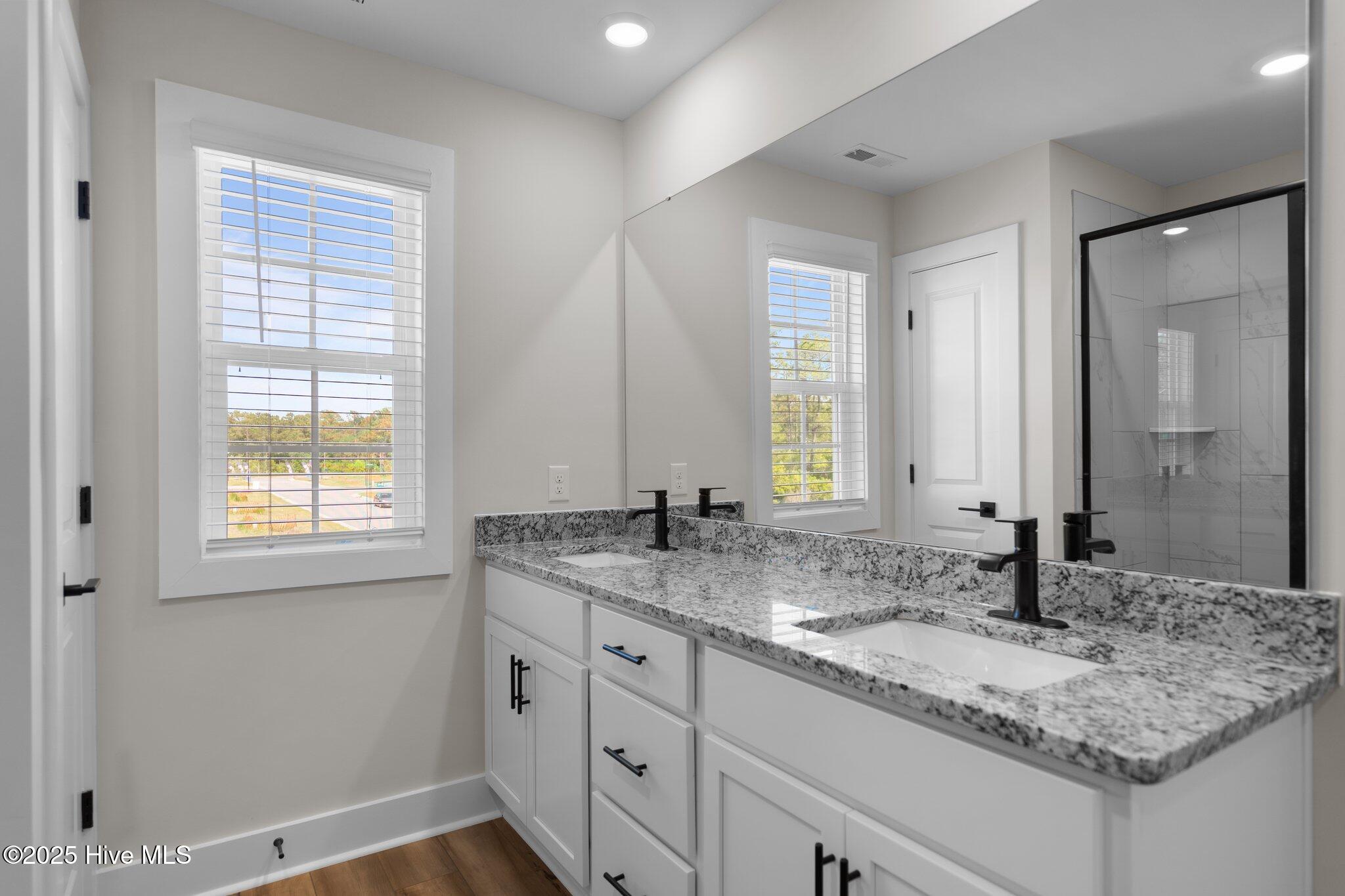 100546392 | Photo 19