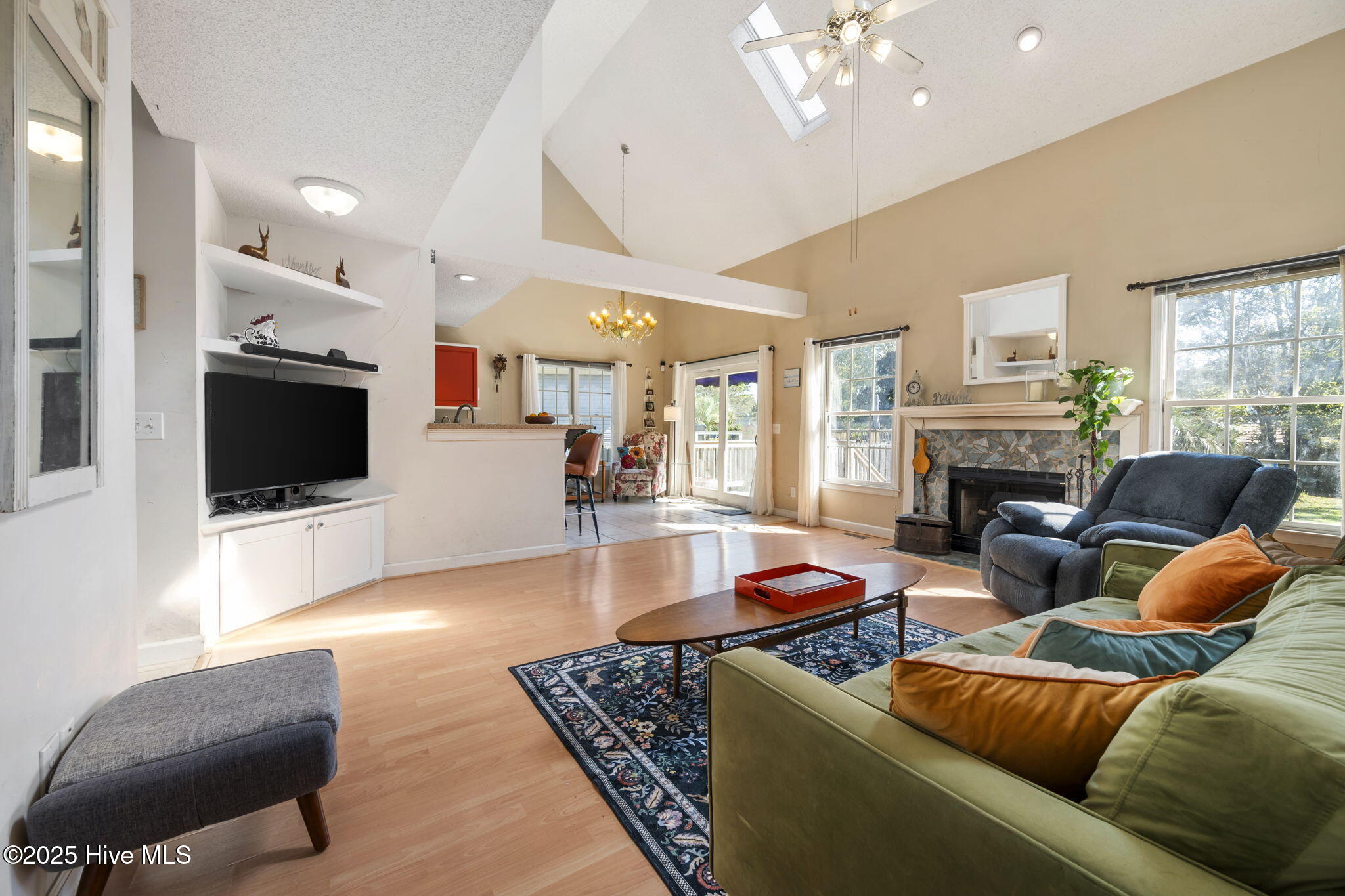 100545909 | Photo 13