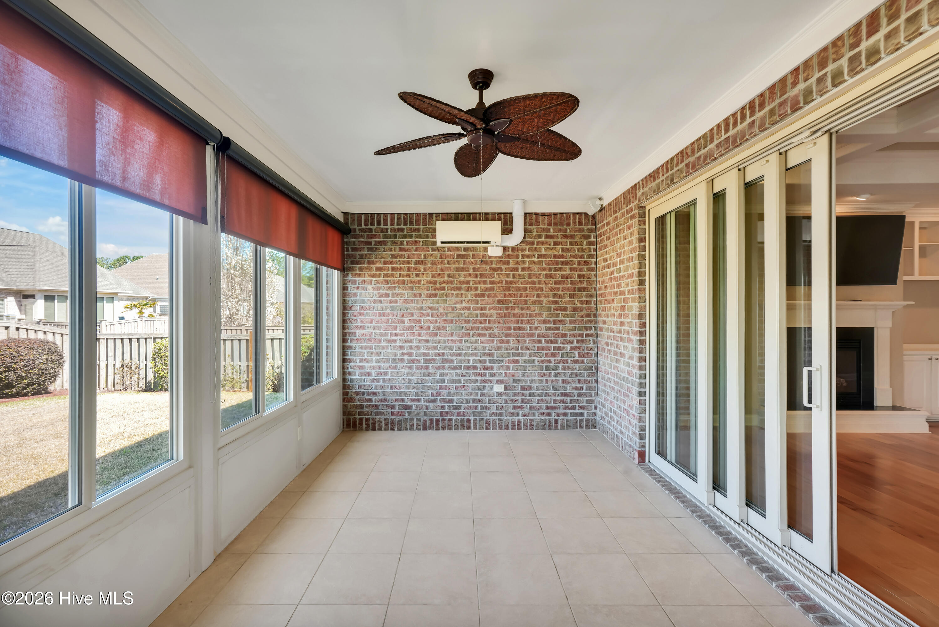 100562046 | Photo 30