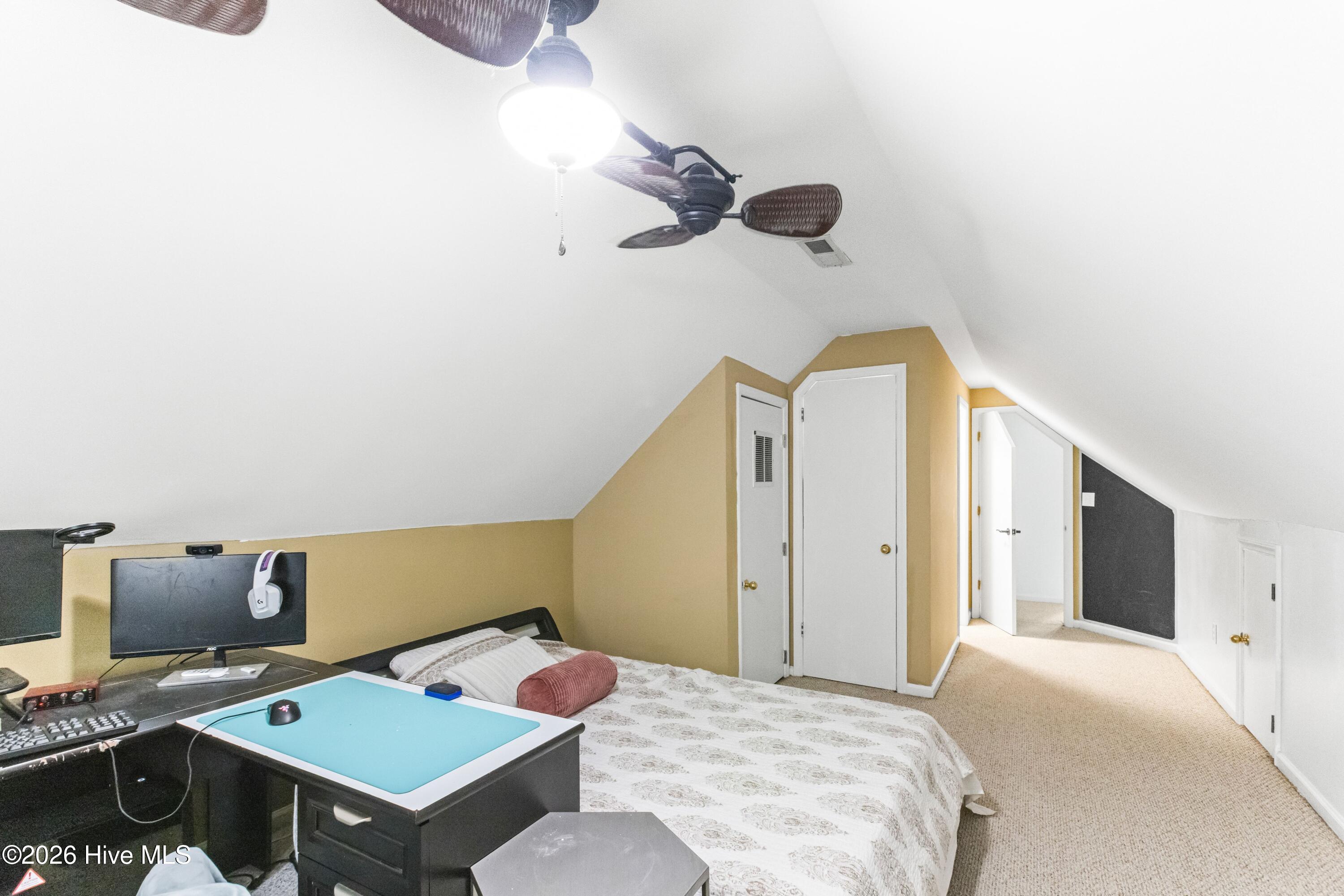 100560142 | Photo 40