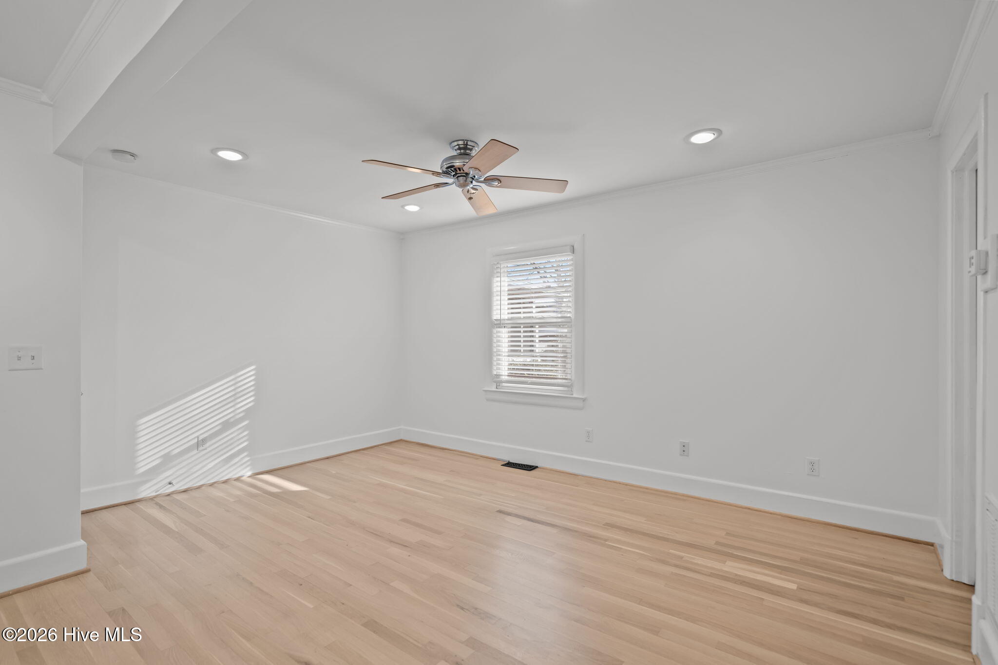 100548221 | Photo 25