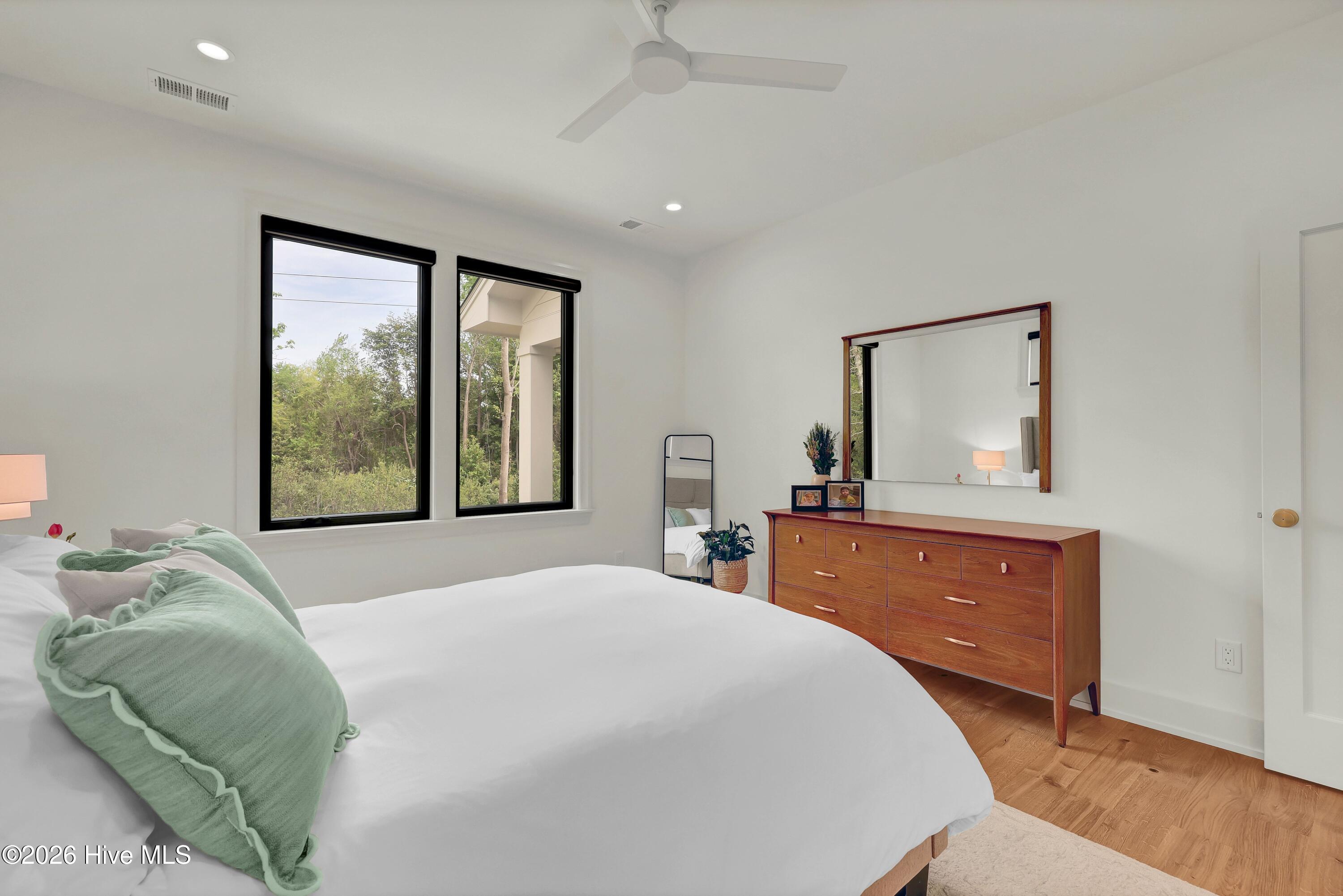 100565656 | Photo 22