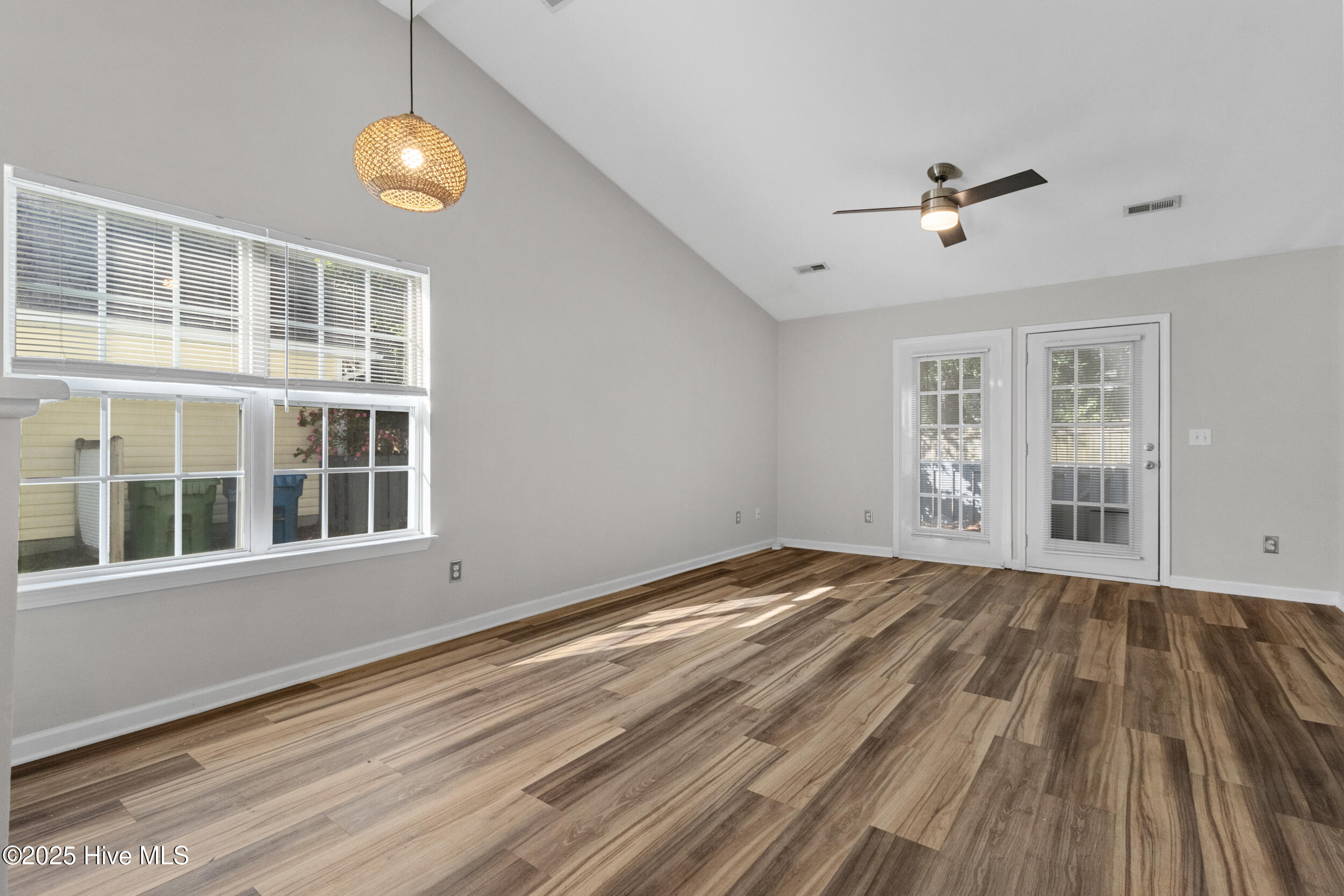 100534993 | Photo 11