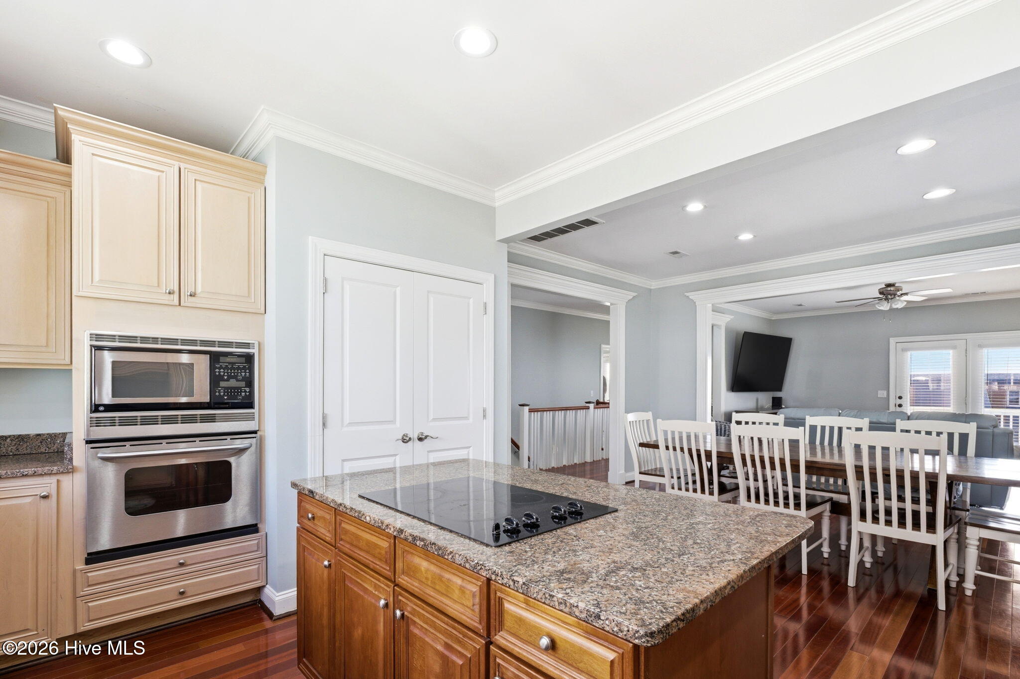 100559880 | Photo 14