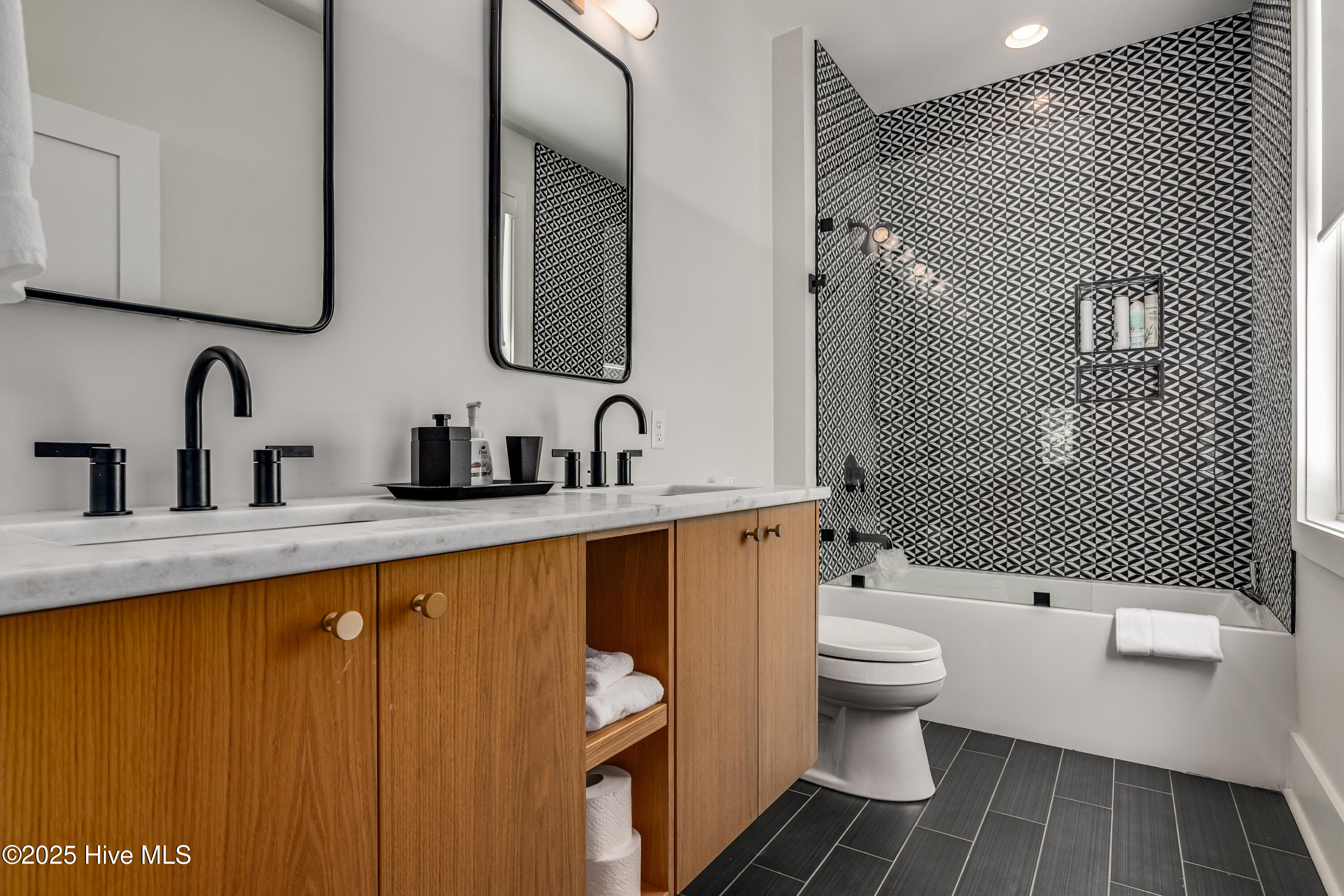 100521321 | Photo 35